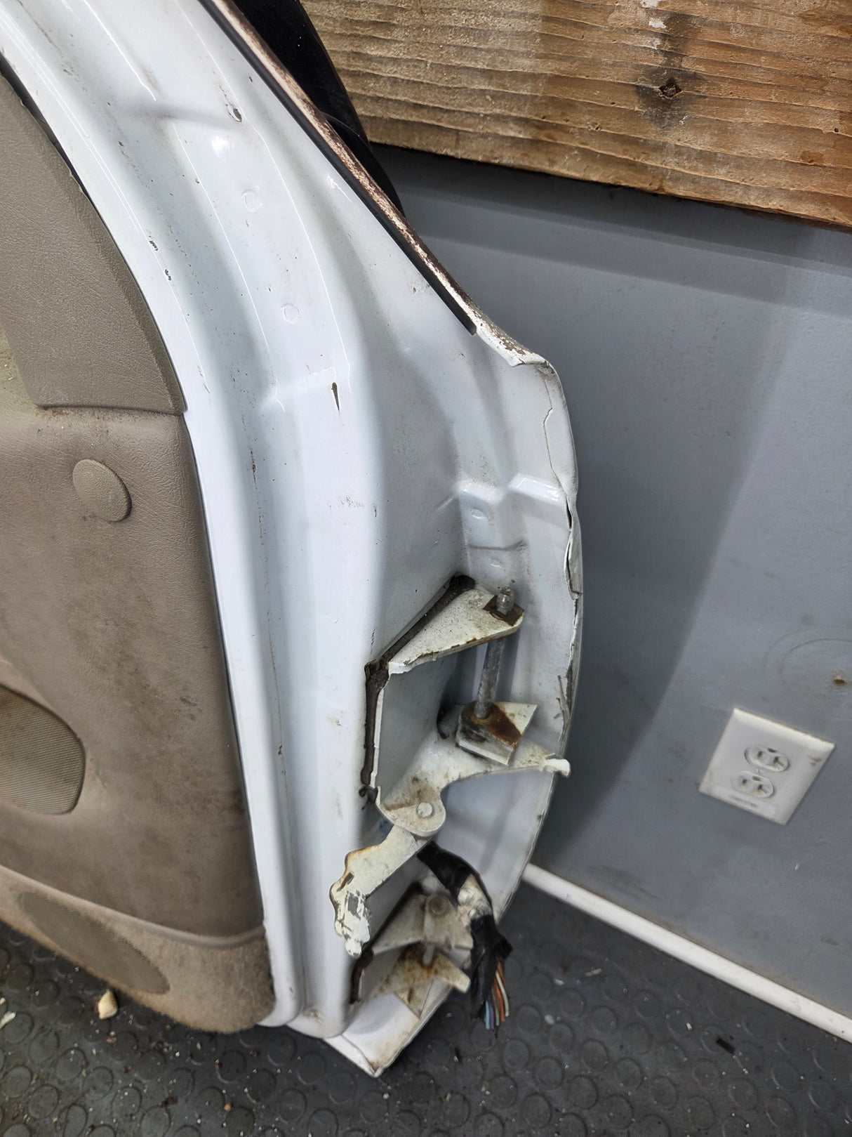 1988-2000 Chevrolet Silverado Suburban GMC Sierra LH Front Driver Side Door