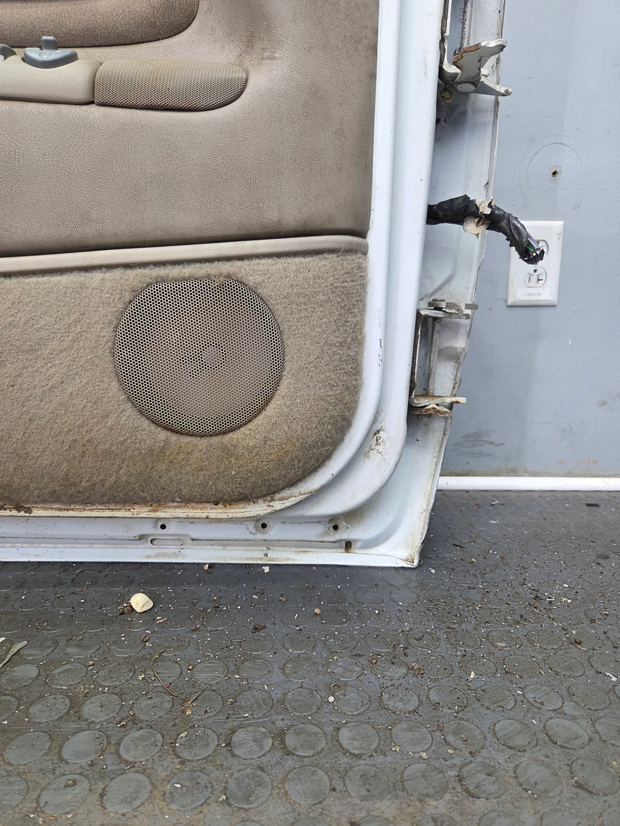 1988-2000 Chevrolet Silverado Suburban GMC Sierra LH Front Driver Side Door