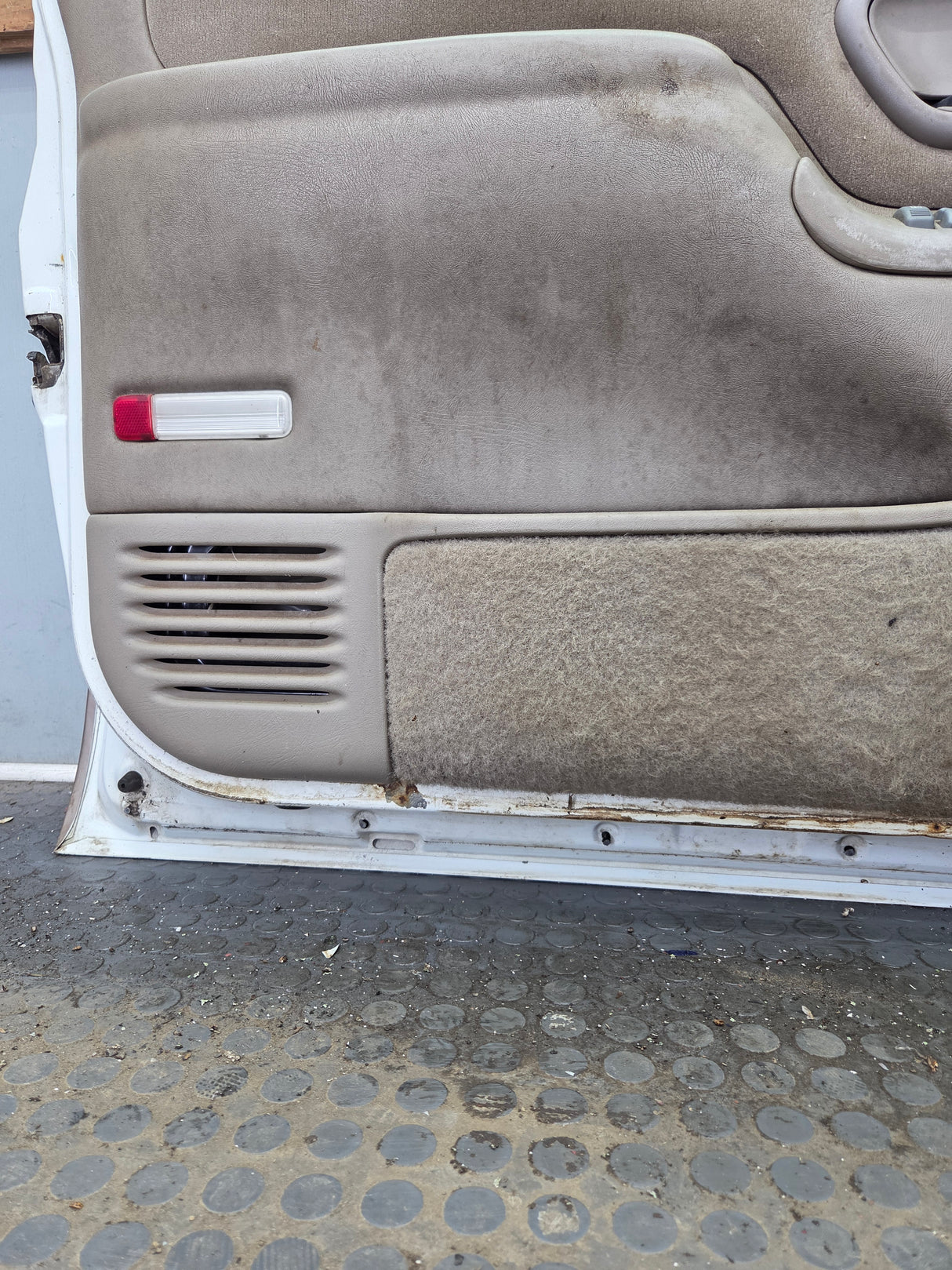 1988-2000 Chevrolet Silverado Suburban GMC Sierra LH Front Driver Side Door