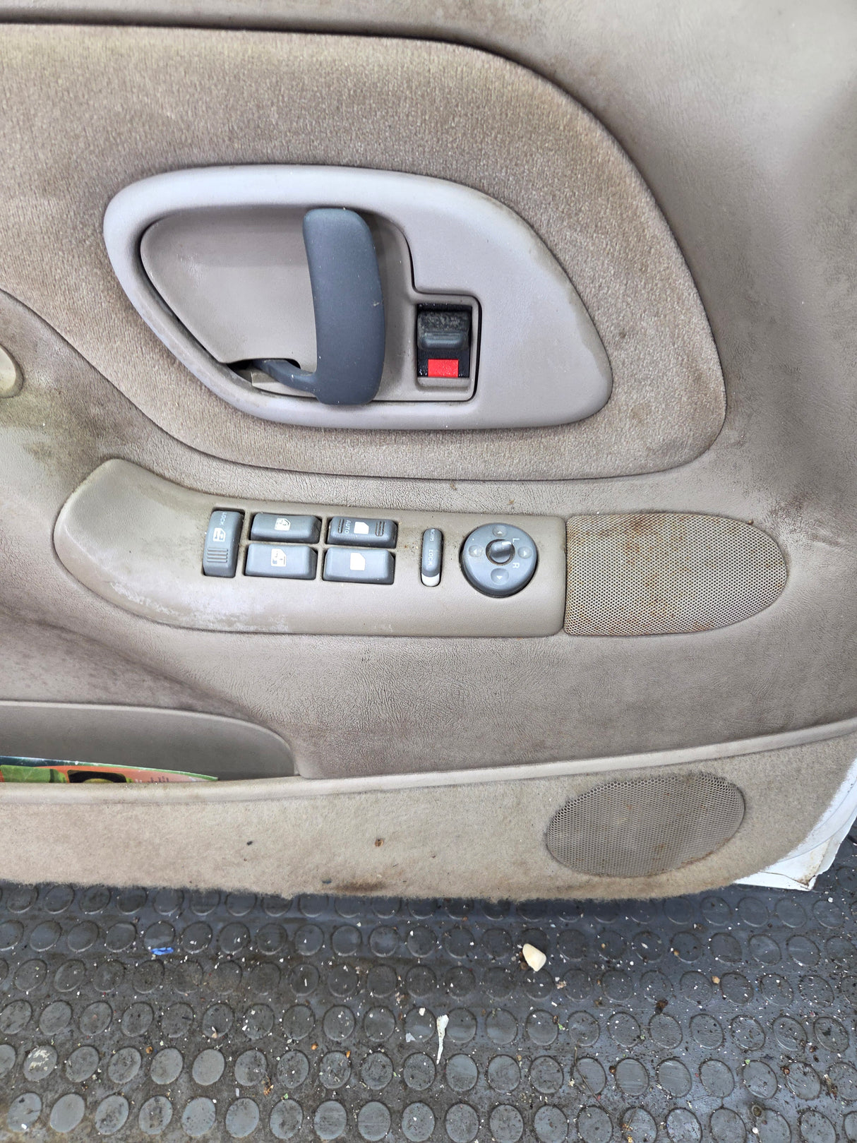 1988-2000 Chevrolet Silverado Suburban GMC Sierra LH Front Driver Side Door