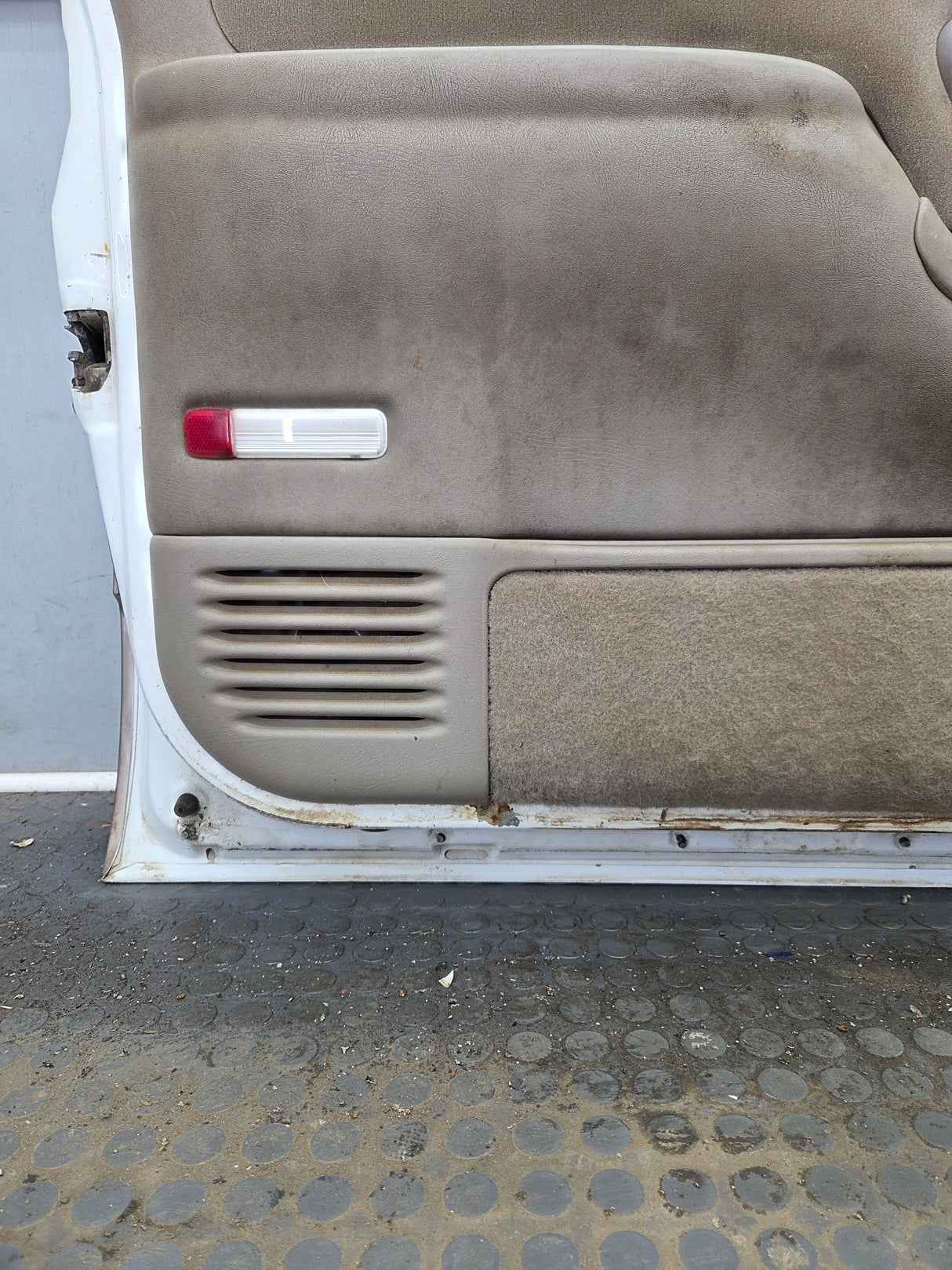 1988-2000 Chevrolet Silverado Suburban GMC Sierra LH Front Driver Side Door