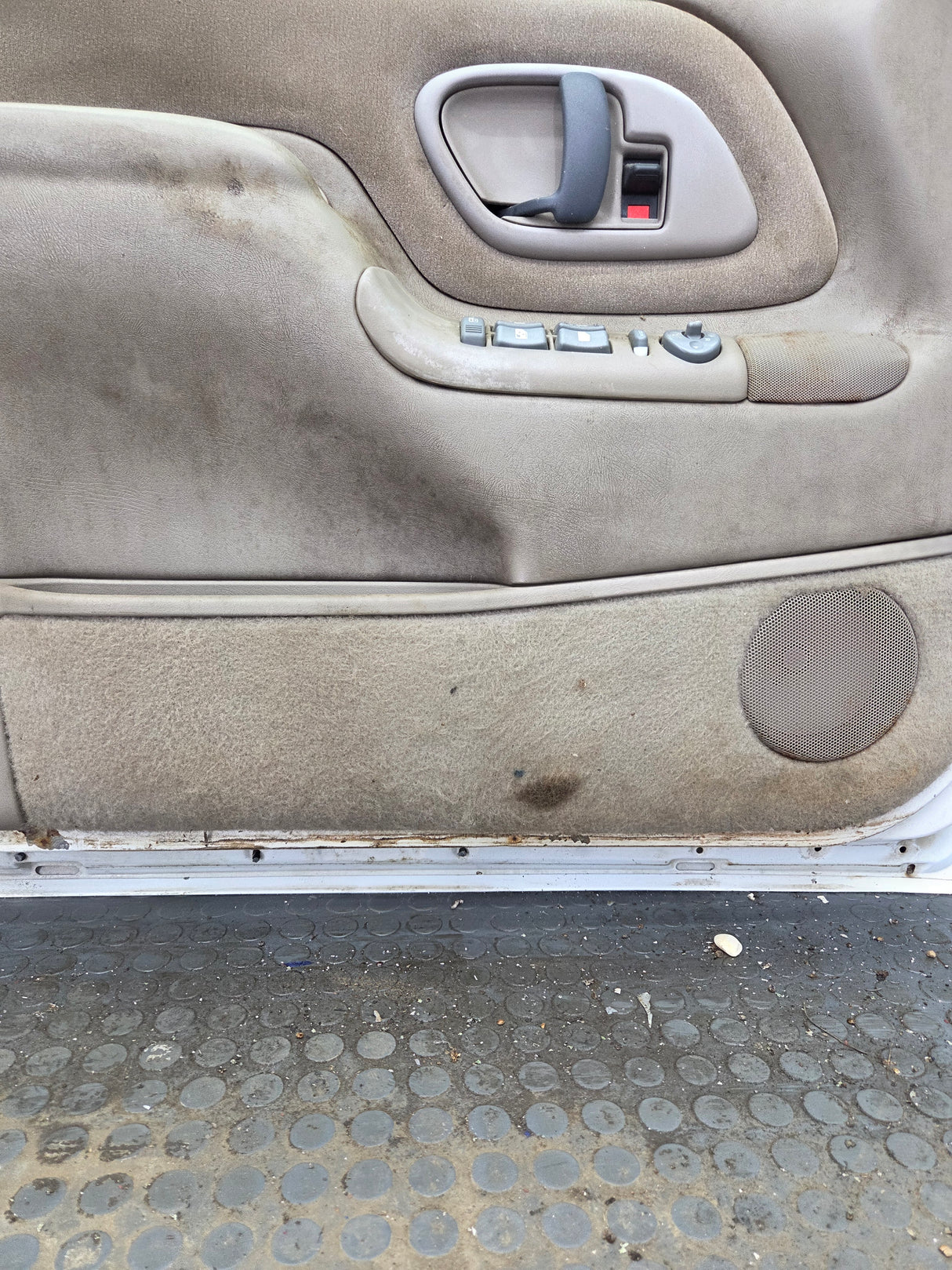 1988-2000 Chevrolet Silverado Suburban GMC Sierra LH Front Driver Side Door