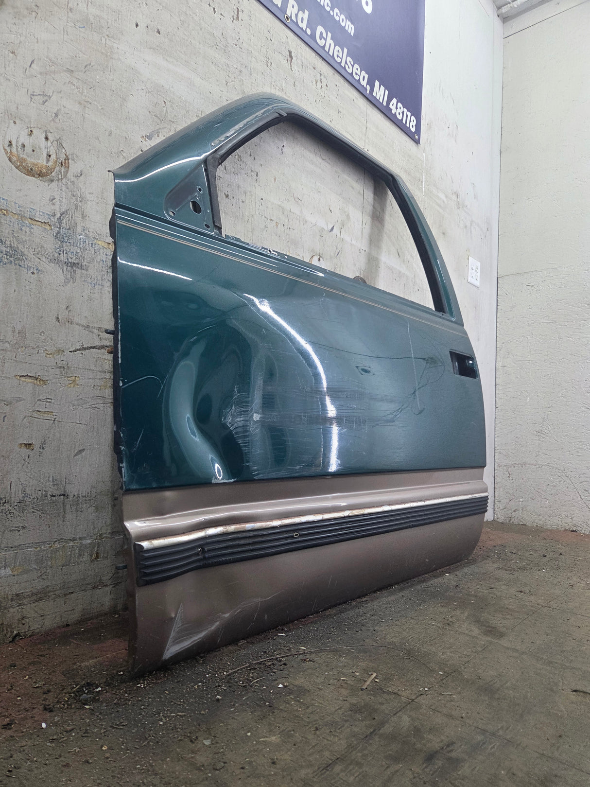 1988-2000 Chevrolet Silverado Suburban GMC Sierra LH Front Driver Side Door