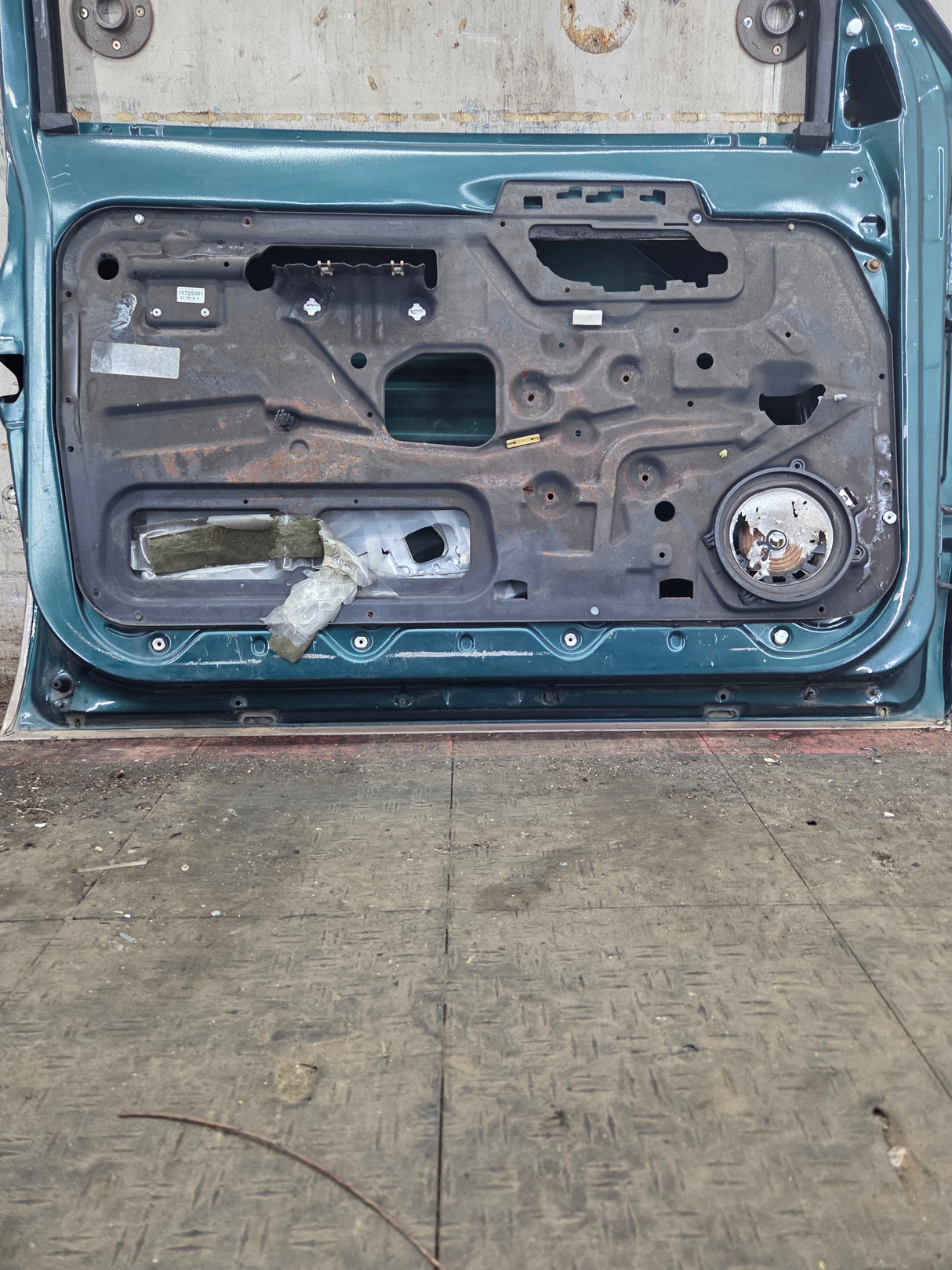 1988-2000 Chevrolet Silverado Suburban GMC Sierra LH Front Driver Side Door