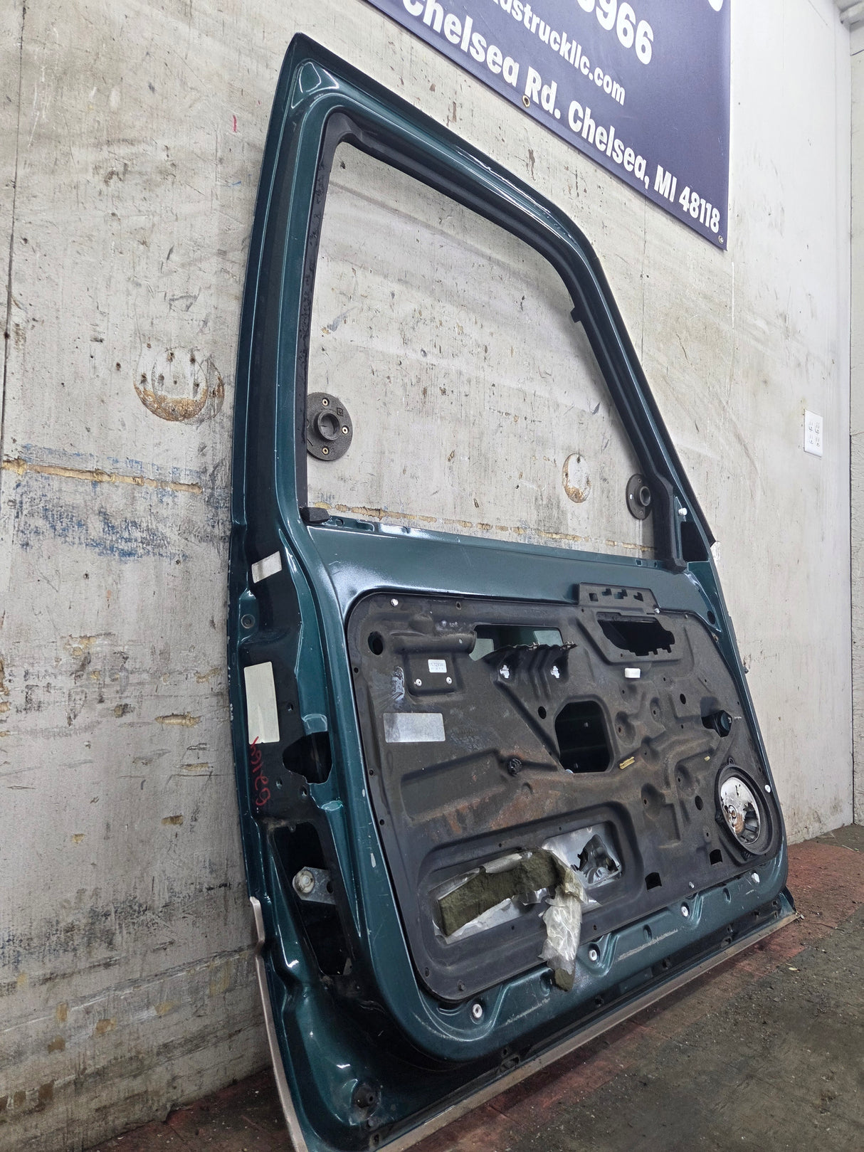 1988-2000 Chevrolet Silverado Suburban GMC Sierra LH Front Driver Side Door