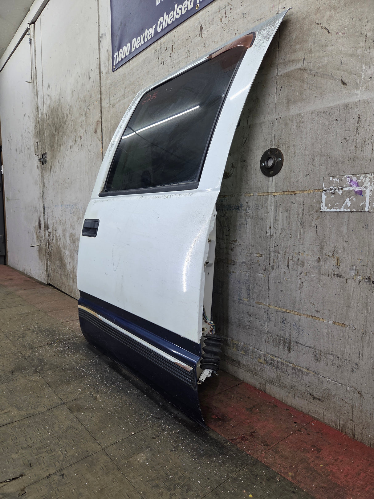 1992-2000 Chevrolet Silverado Suburban GMC Sierra K1500 K2500 K3500 Crew Cab RH Rear Driver Door