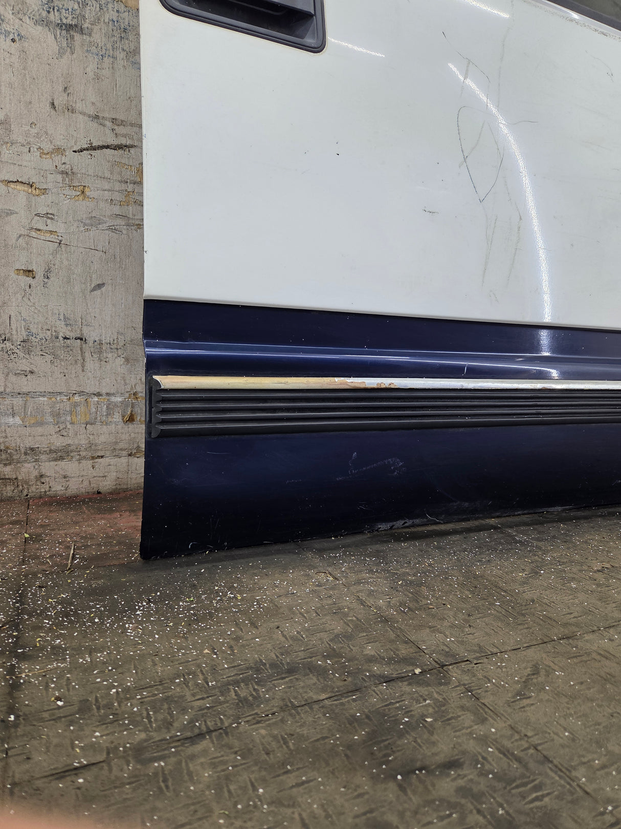 1992-2000 Chevrolet Silverado Suburban GMC Sierra K1500 K2500 K3500 Crew Cab RH Rear Driver Door