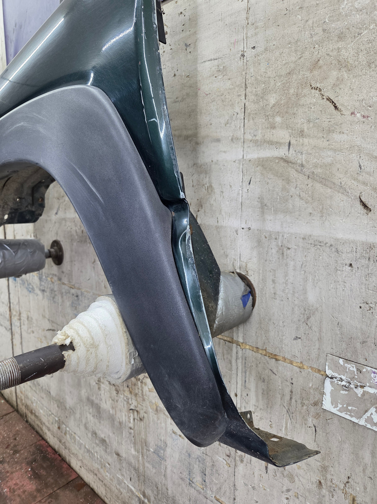 2003-2007 Chevrolet Silverado / Tahoe / Suburban 1500 2500 3500 HD LH Driver Side "Cateye" Front Fender - Medium Green Metallic