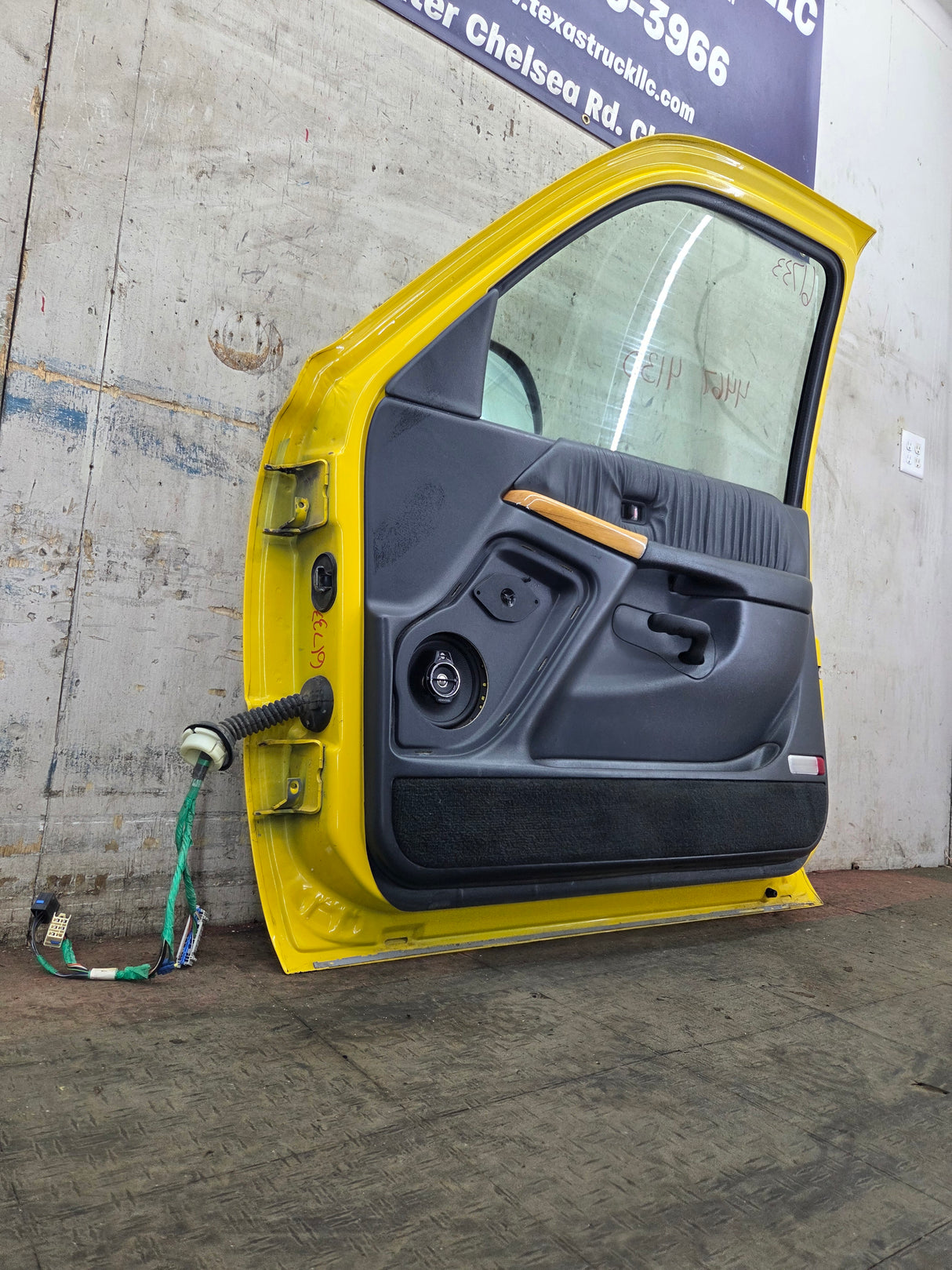 1999-2006 Chevrolet Silverado / GMC Sierra 1500 2500 3500 HD Front Passenger Side Door RH