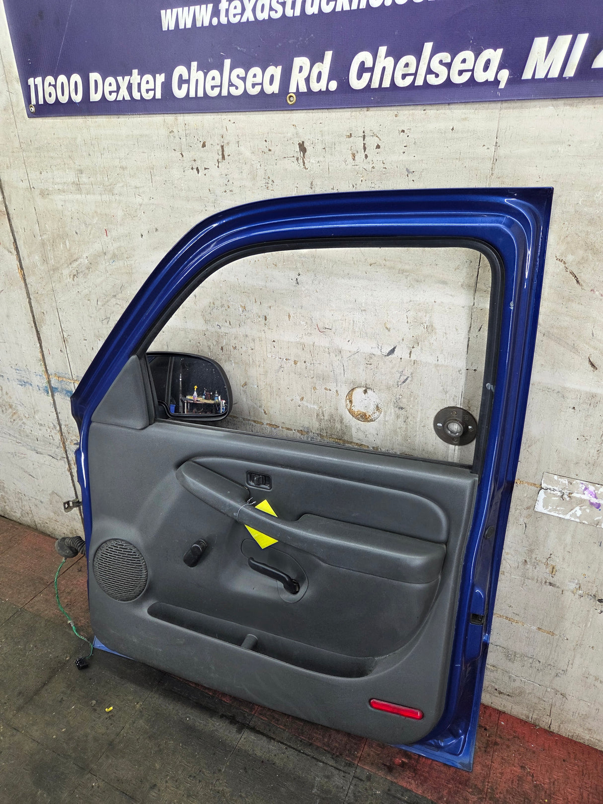 1999-2006 Chevrolet Silverado / GMC Sierra 1500 2500 3500 HD Front Passenger Side Door RH