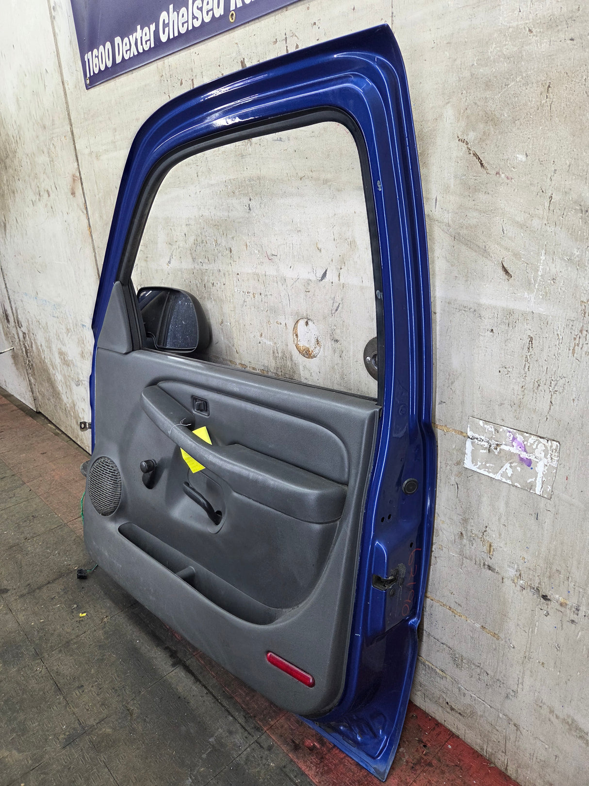 1999-2006 Chevrolet Silverado / GMC Sierra 1500 2500 3500 HD Front Passenger Side Door RH