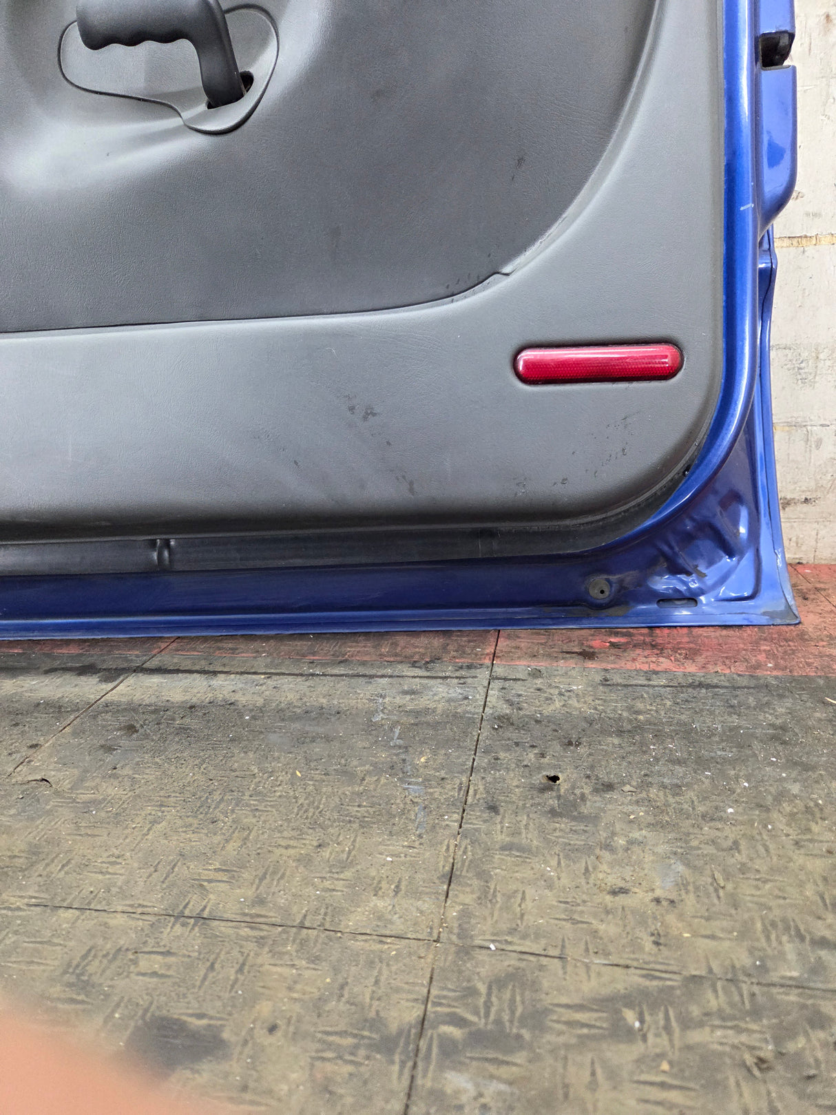 1999-2006 Chevrolet Silverado / GMC Sierra 1500 2500 3500 HD Front Passenger Side Door RH