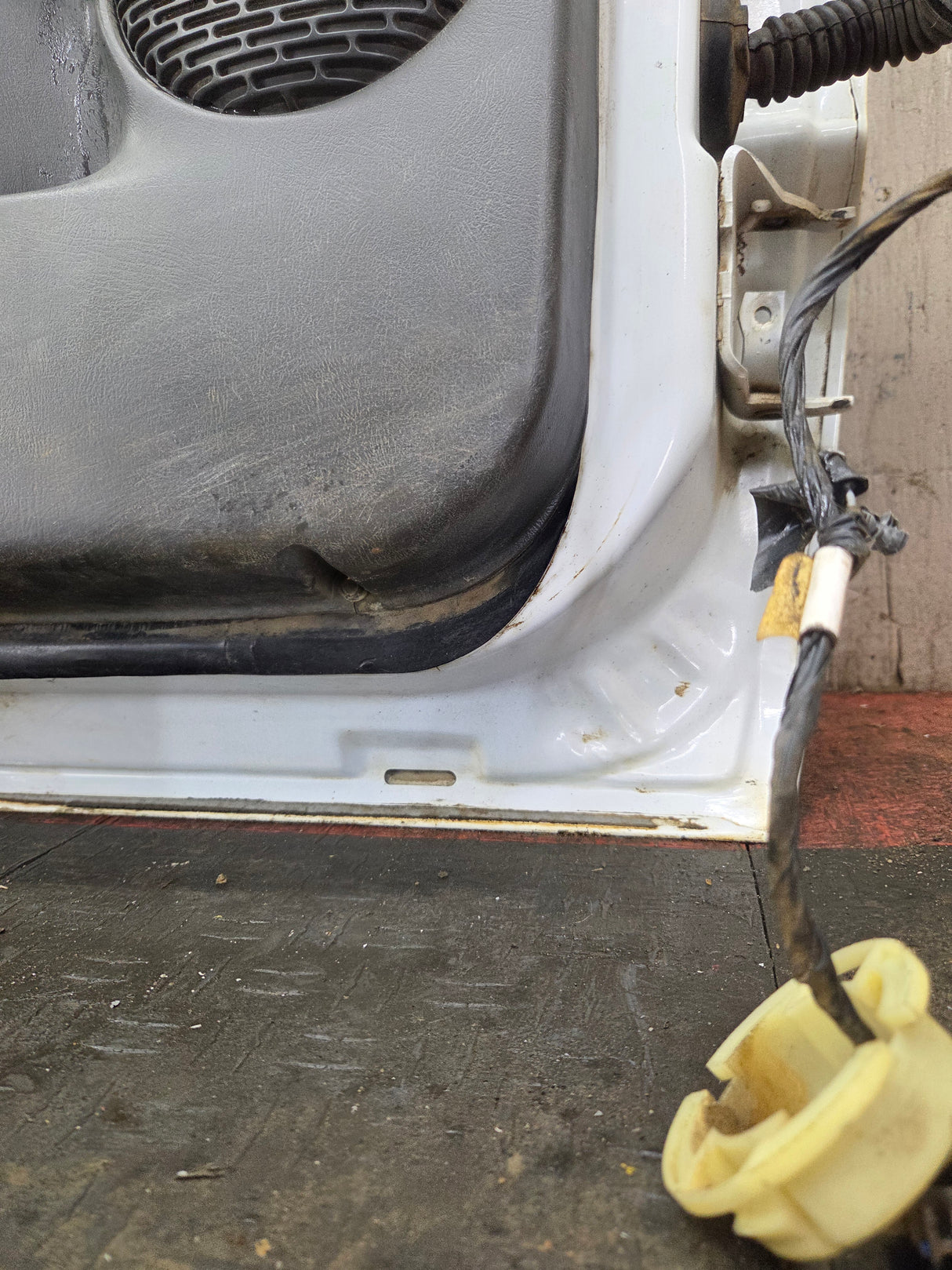 1999-2006 Chevrolet Silverado / GMC Sierra 1500 2500 3500 HD Front Driver Side Door LH