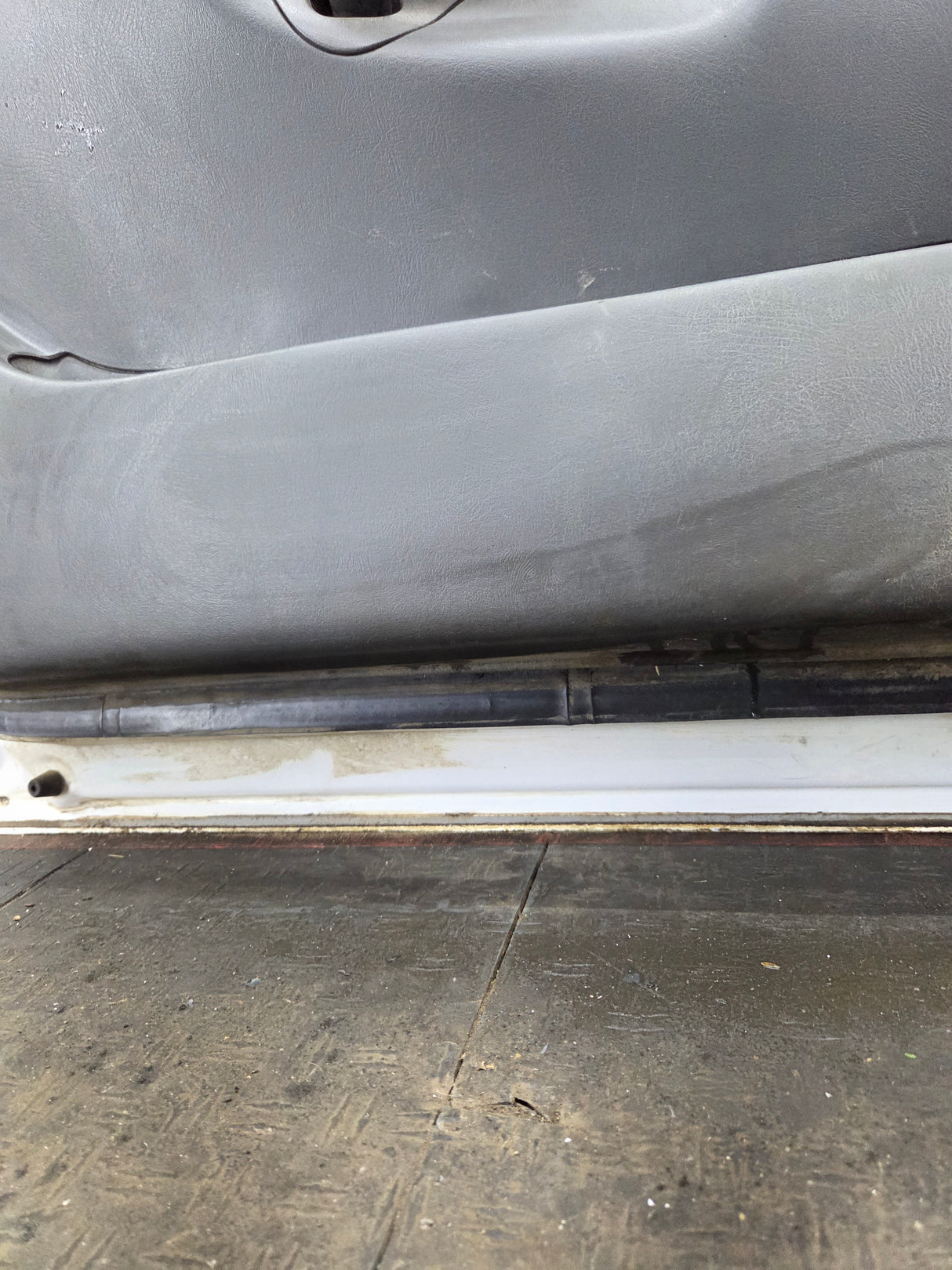 1999-2006 Chevrolet Silverado / GMC Sierra 1500 2500 3500 HD Front Driver Side Door LH