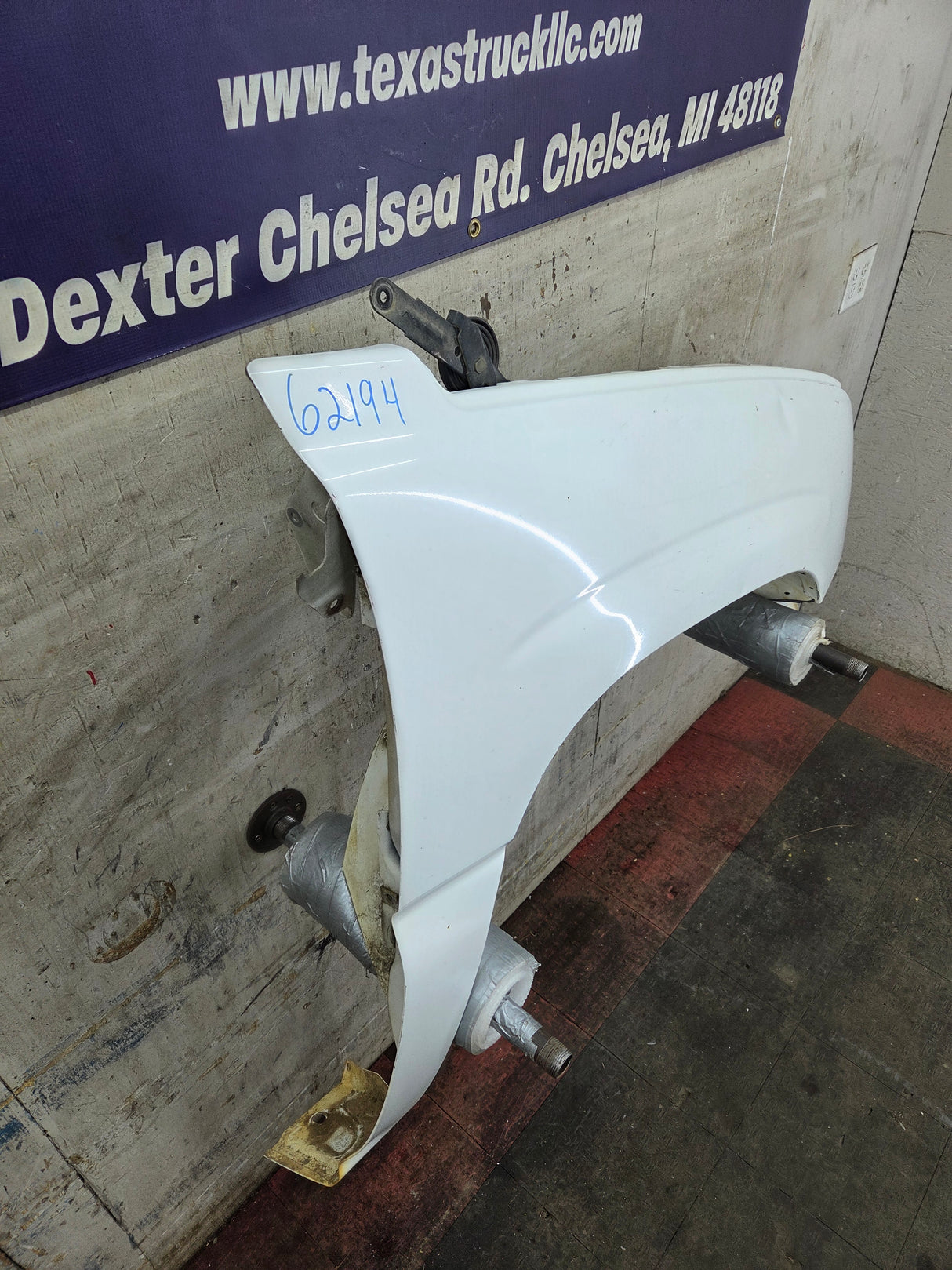 2003-2007 Chevrolet Silverado / Tahoe / Suburban 1500 2500 3500 HD RH Passenger Side "Cateye" Front Fender