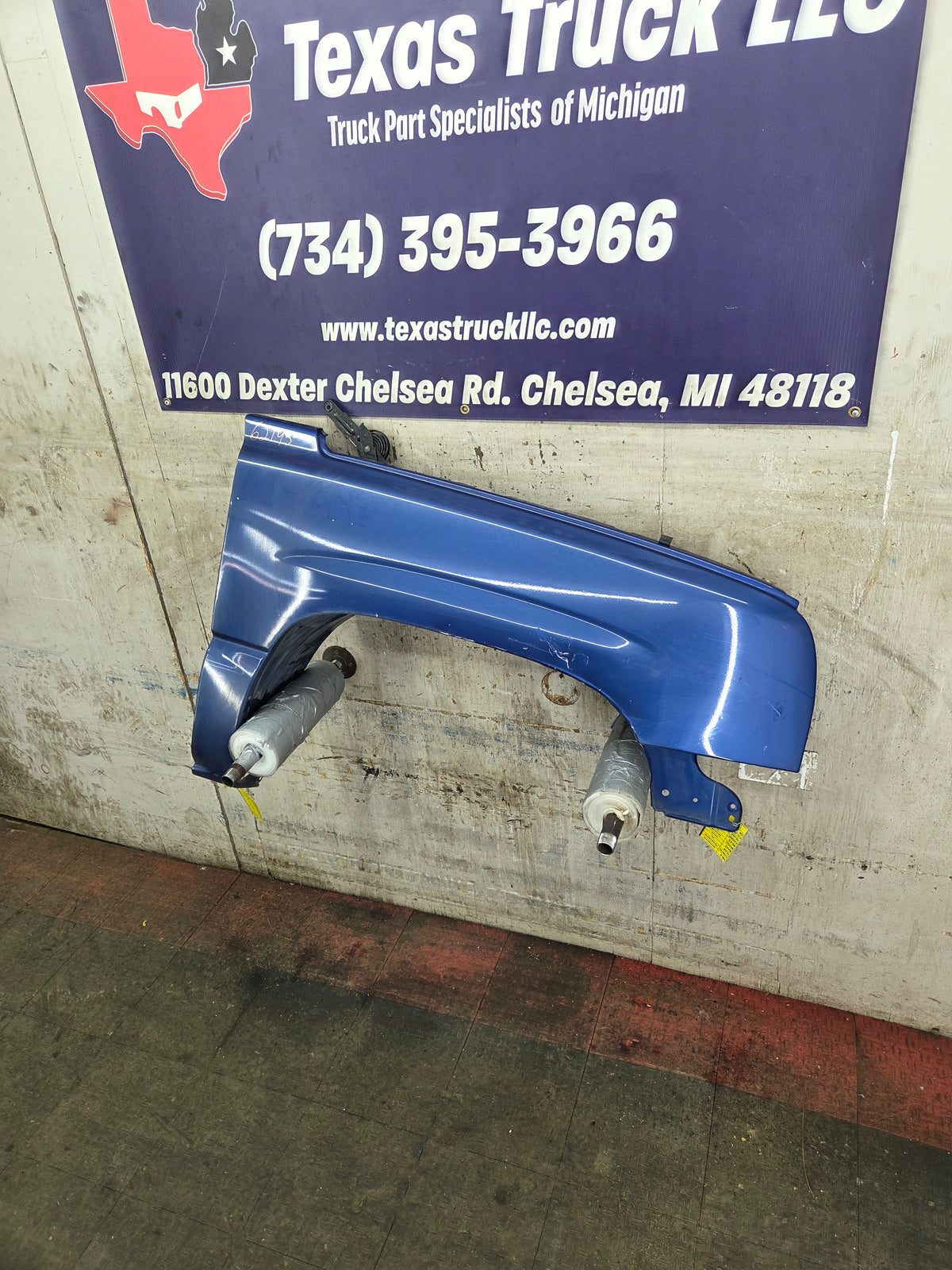 2003-2007 Chevrolet Silverado / Tahoe / Suburban 1500 2500 3500 HD RH Passenger Side "Cateye" Front Fender