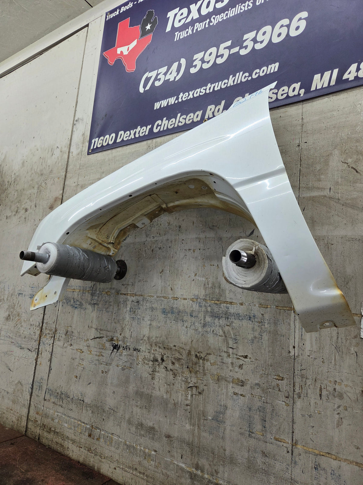 2003-2007 Chevrolet Silverado / Tahoe / Suburban 1500 2500 3500 HD LH Driver Side "Cateye" Front Fender