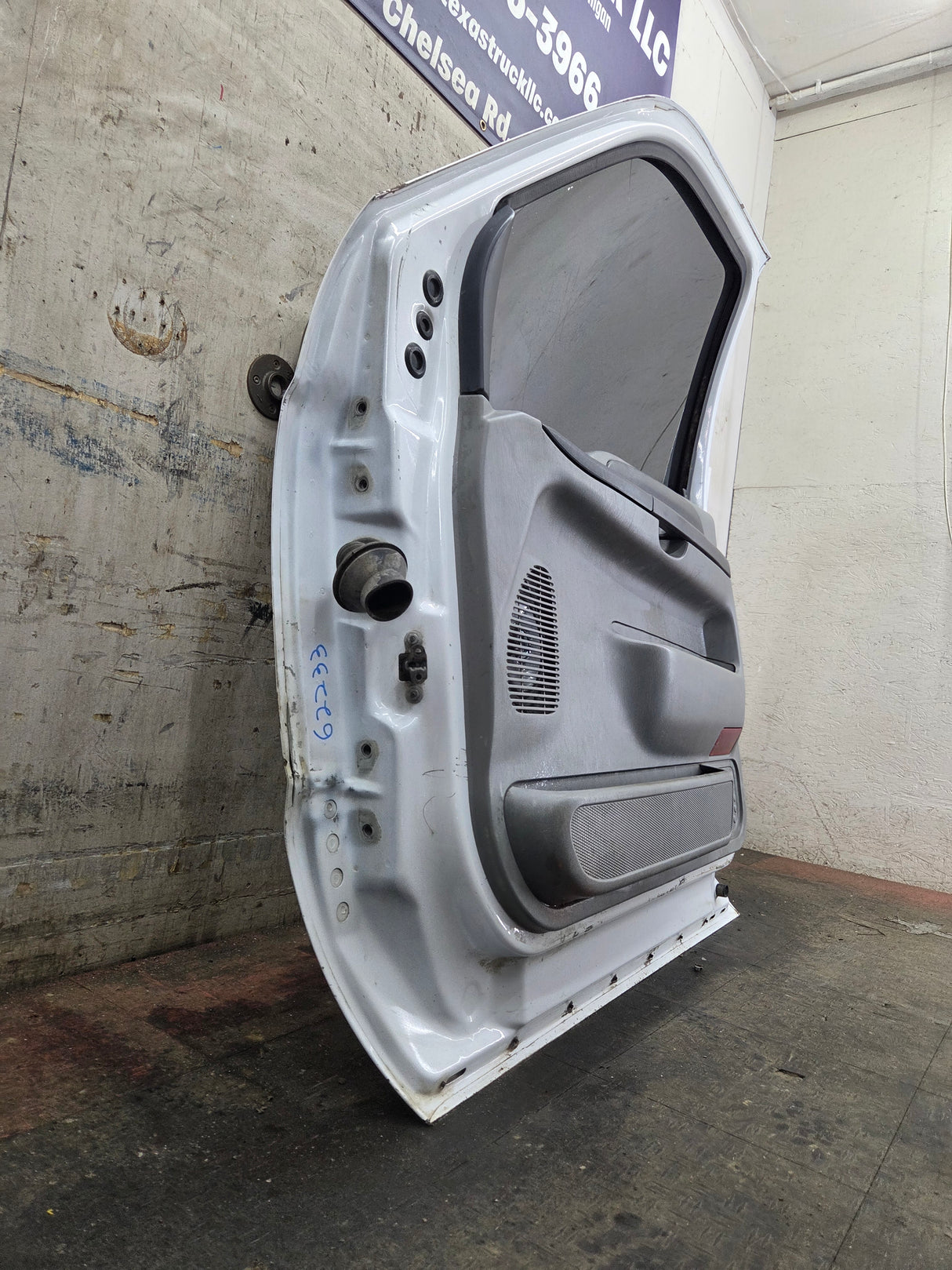 1999-2007 Ford Super Duty RH Passenger Side Front Door F250 F350 F450 F550