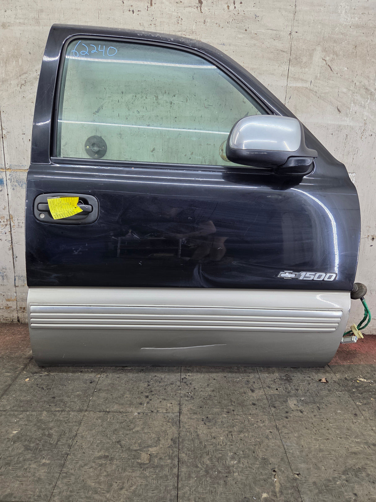 1999-2006 Chevrolet Silverado / GMC Sierra 1500 2500 3500 HD Front Passenger Side Door RH