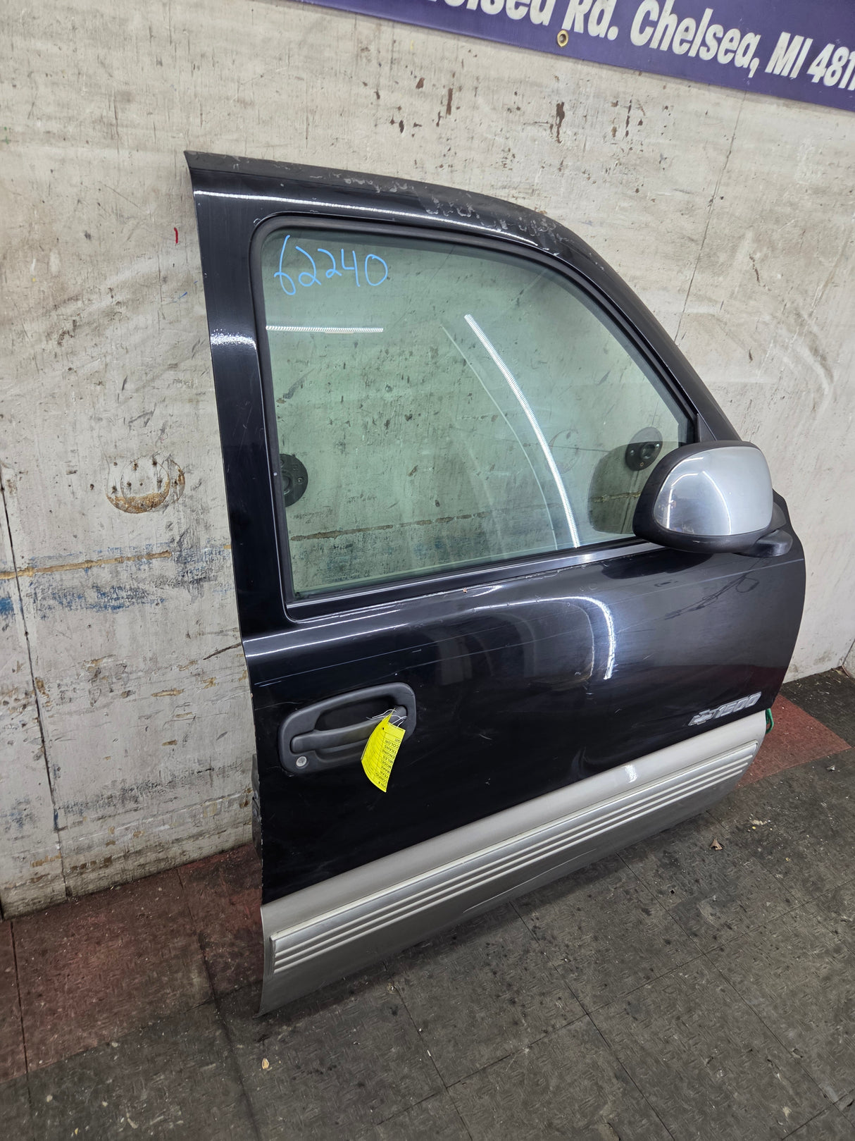 1999-2006 Chevrolet Silverado / GMC Sierra 1500 2500 3500 HD Front Passenger Side Door RH