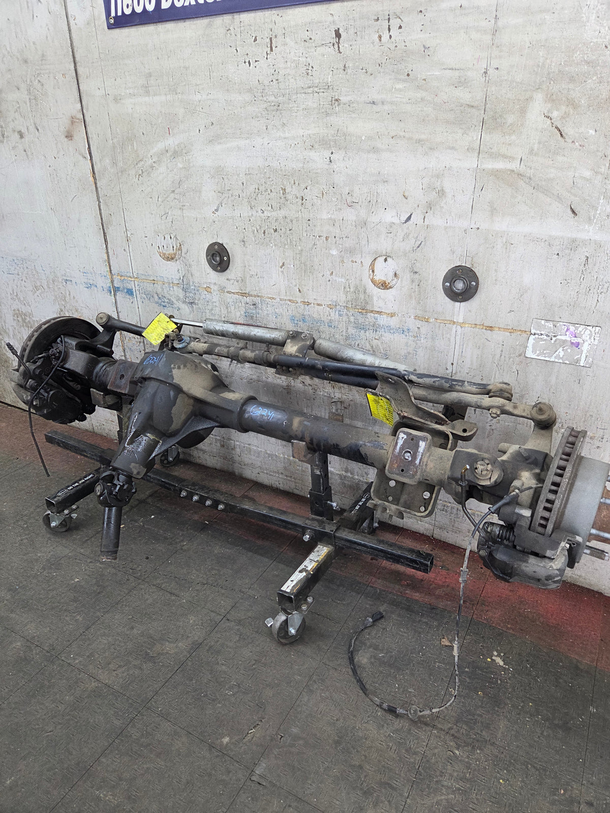 1999-2004 Ford Super Duty F250 F350 SRW Front Axle 3.73 Gear Ratio