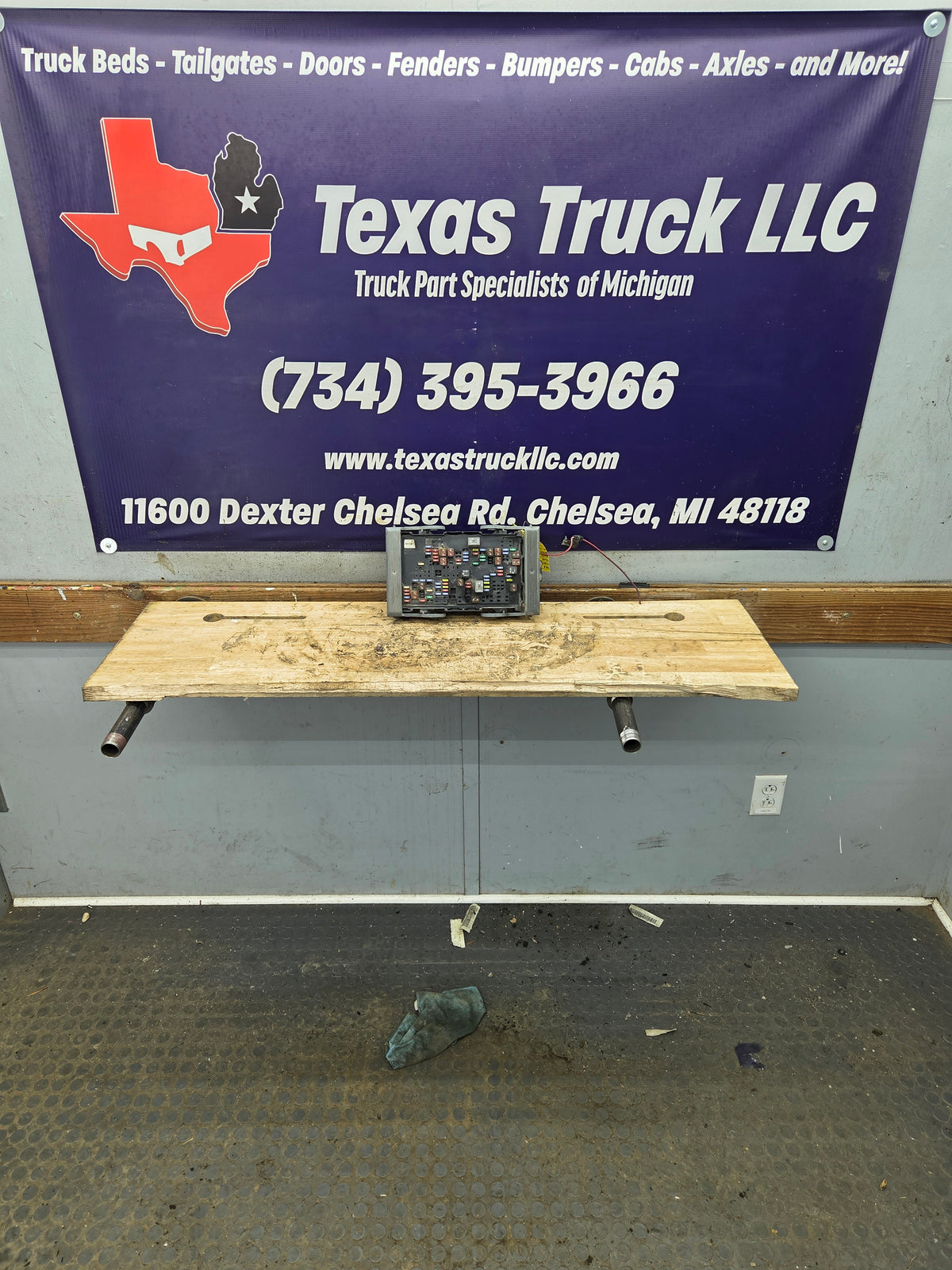 2010-2013 Chevrolet Silverado / GMC Sierra 1500 2500 3500 Engine Bay Fuse Box