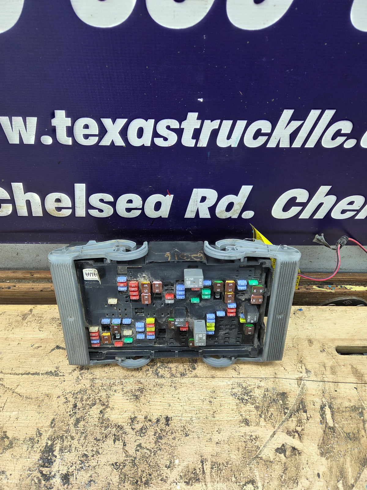 2010-2013 Chevrolet Silverado / GMC Sierra 1500 2500 3500 Engine Bay Fuse Box