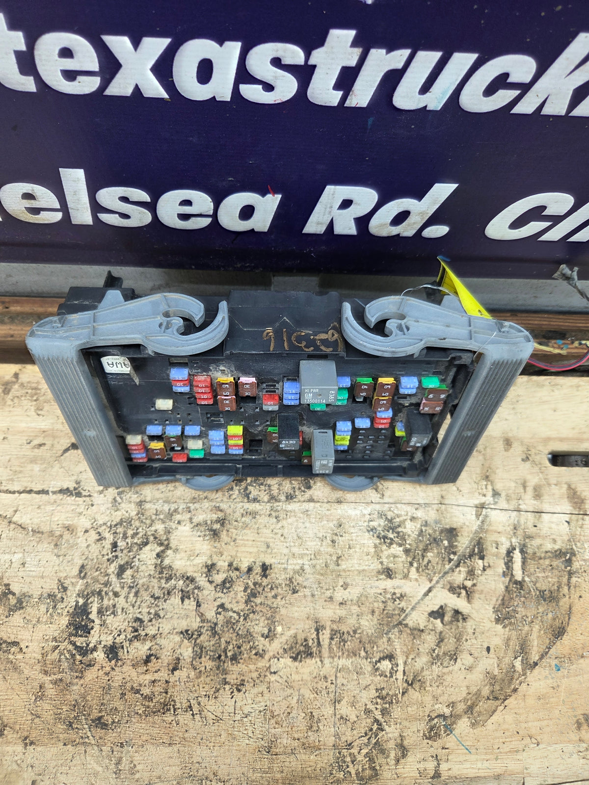 2010-2013 Chevrolet Silverado / GMC Sierra 1500 2500 3500 Engine Bay Fuse Box