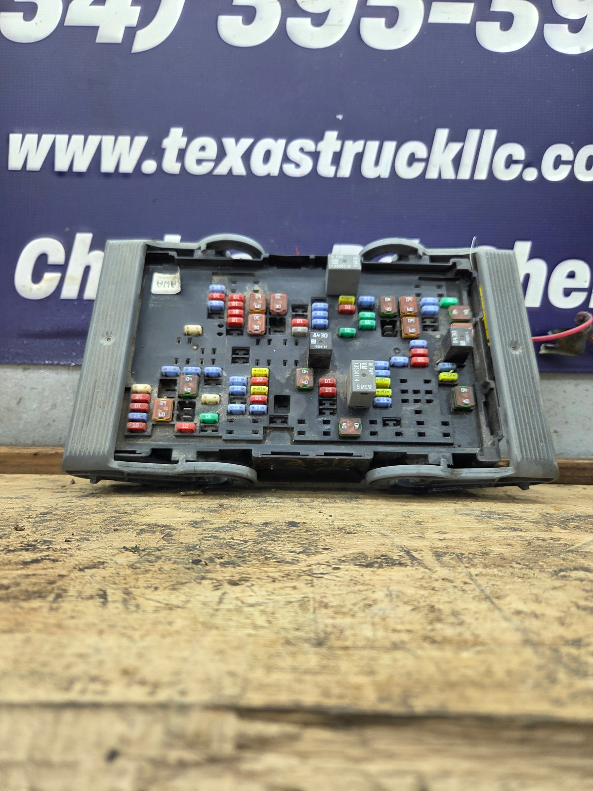 2010-2013 Chevrolet Silverado / GMC Sierra 1500 2500 3500 Engine Bay Fuse Box
