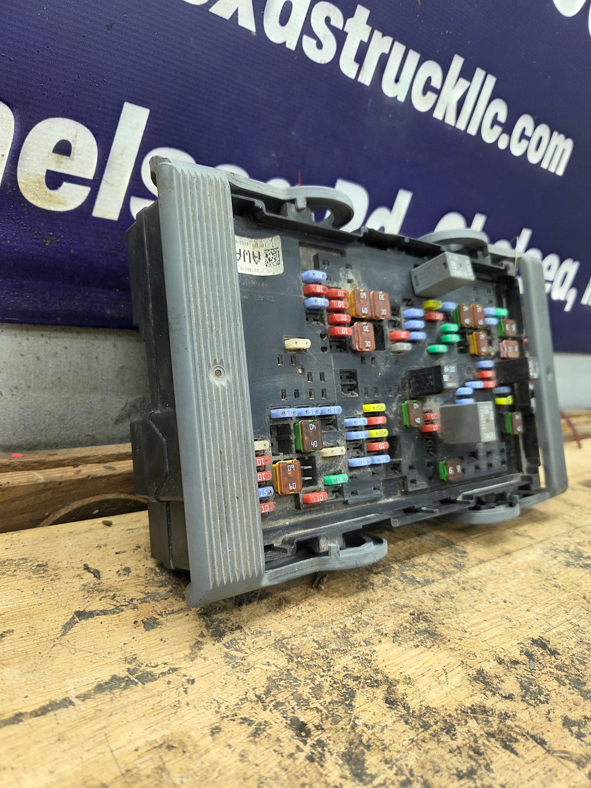 2010-2013 Chevrolet Silverado / GMC Sierra 1500 2500 3500 Engine Bay Fuse Box