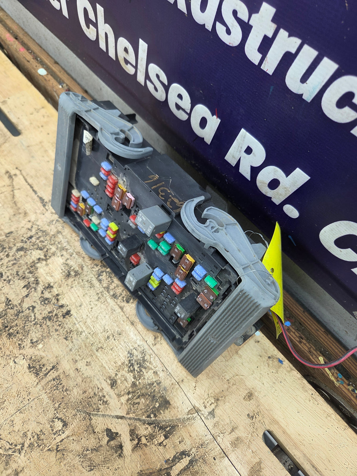 2010-2013 Chevrolet Silverado / GMC Sierra 1500 2500 3500 Engine Bay Fuse Box