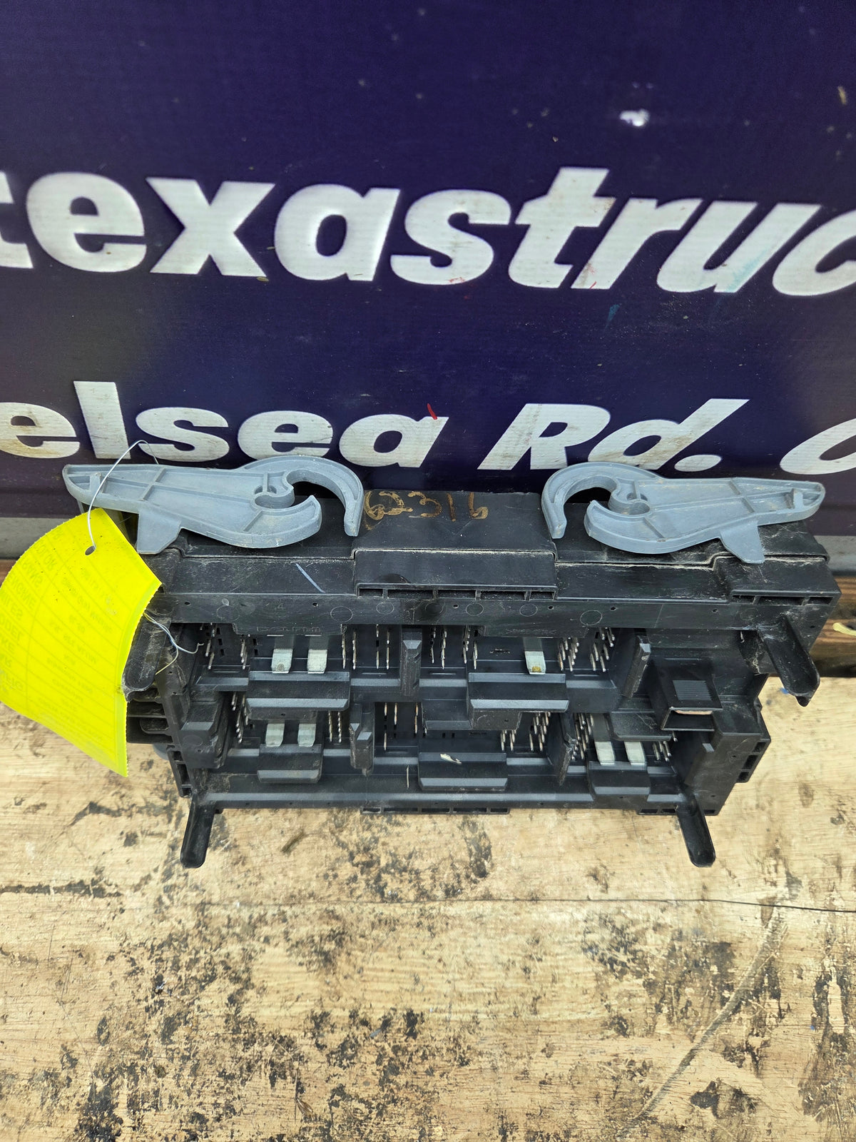 2010-2013 Chevrolet Silverado / GMC Sierra 1500 2500 3500 Engine Bay Fuse Box