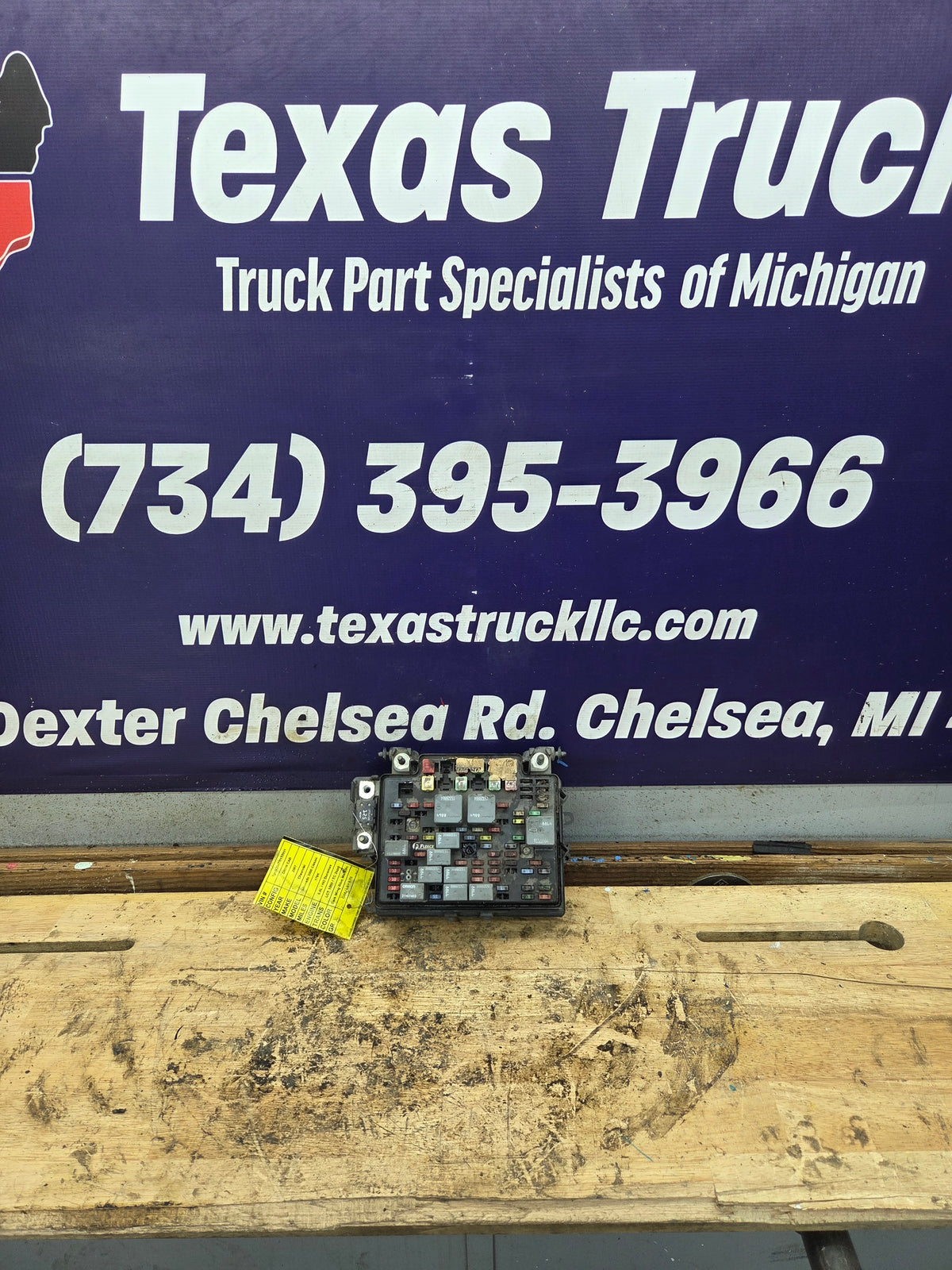 2006-2007 Chevrolet / GMC 2500 3500 6.6L Duramax Engine Bay Fuse Box - 15823513