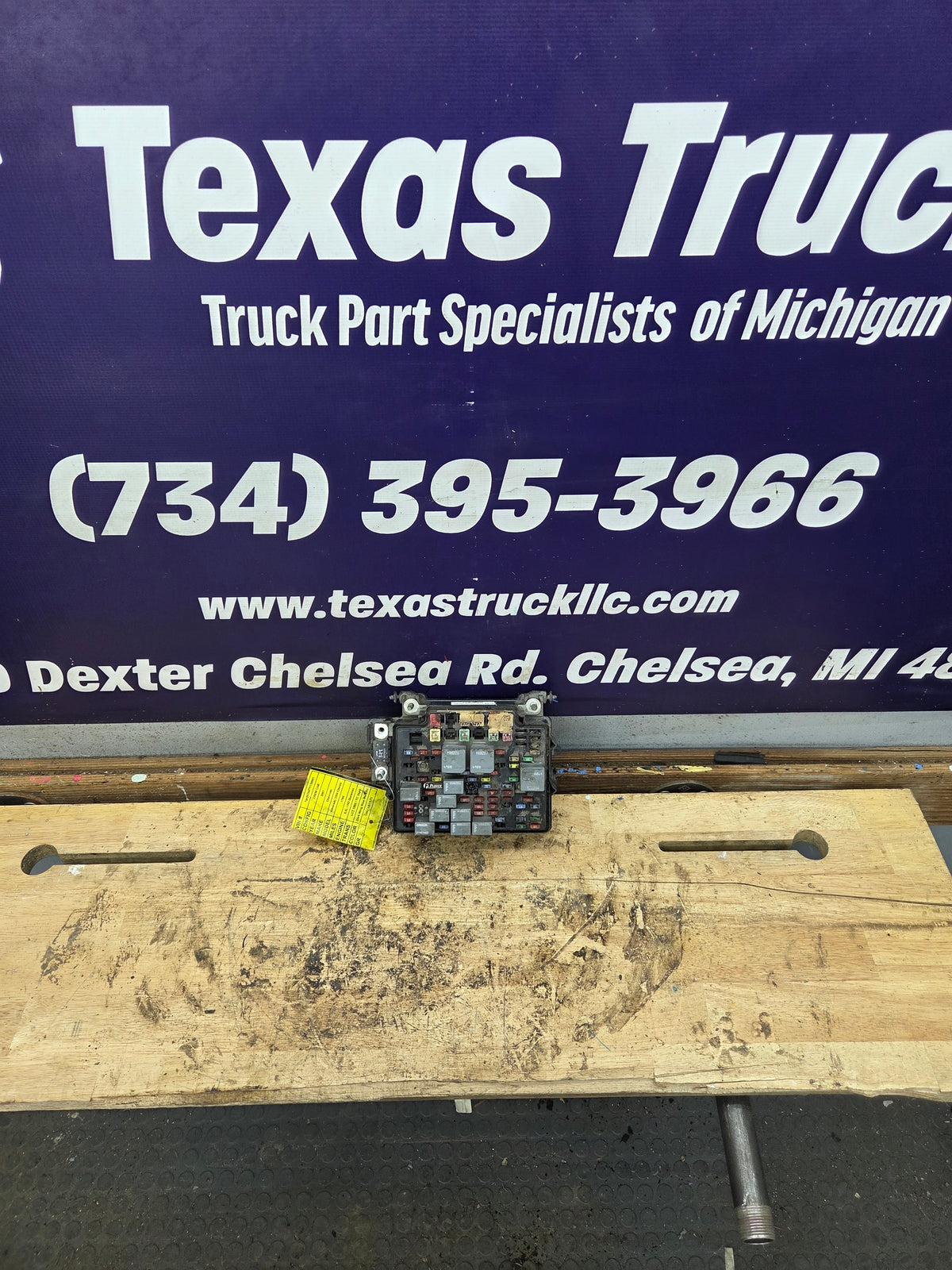 2006-2007 Chevrolet / GMC 2500 3500 6.6L Duramax Engine Bay Fuse Box - 15823513
