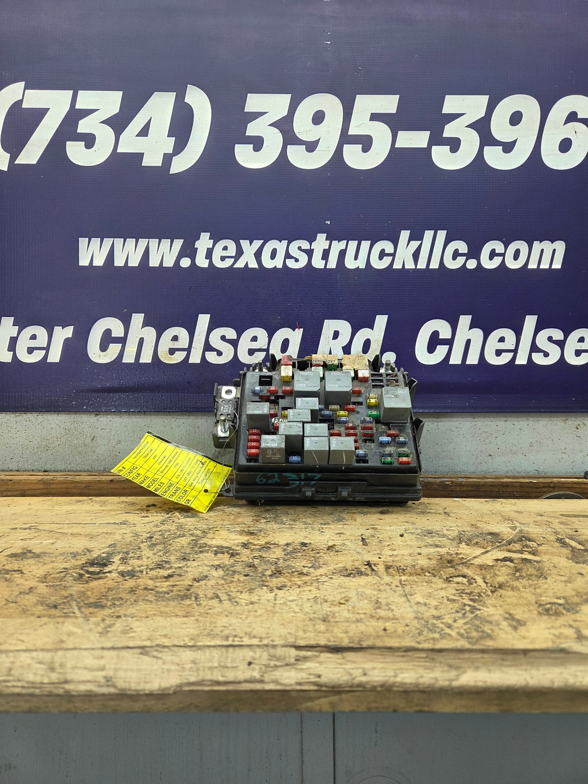 2006-2007 Chevrolet / GMC 2500 3500 6.6L Duramax Engine Bay Fuse Box - 15823513