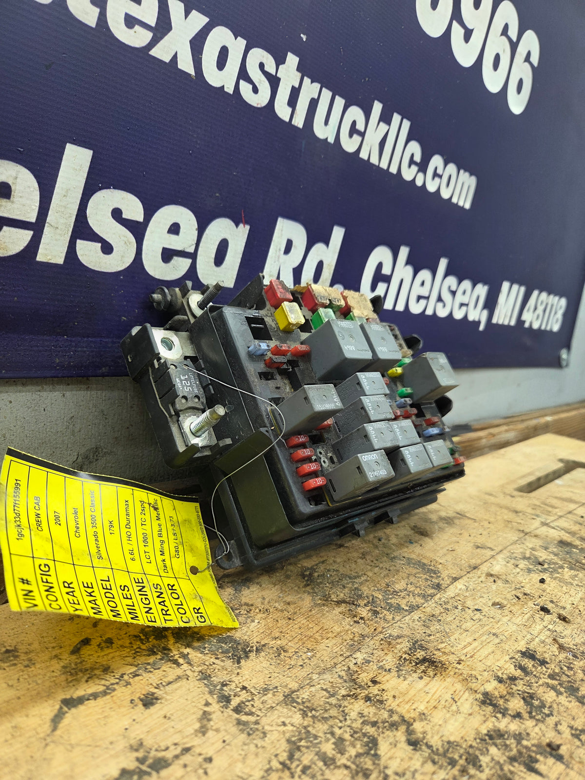 2006-2007 Chevrolet / GMC 2500 3500 6.6L Duramax Engine Bay Fuse Box - 15823513