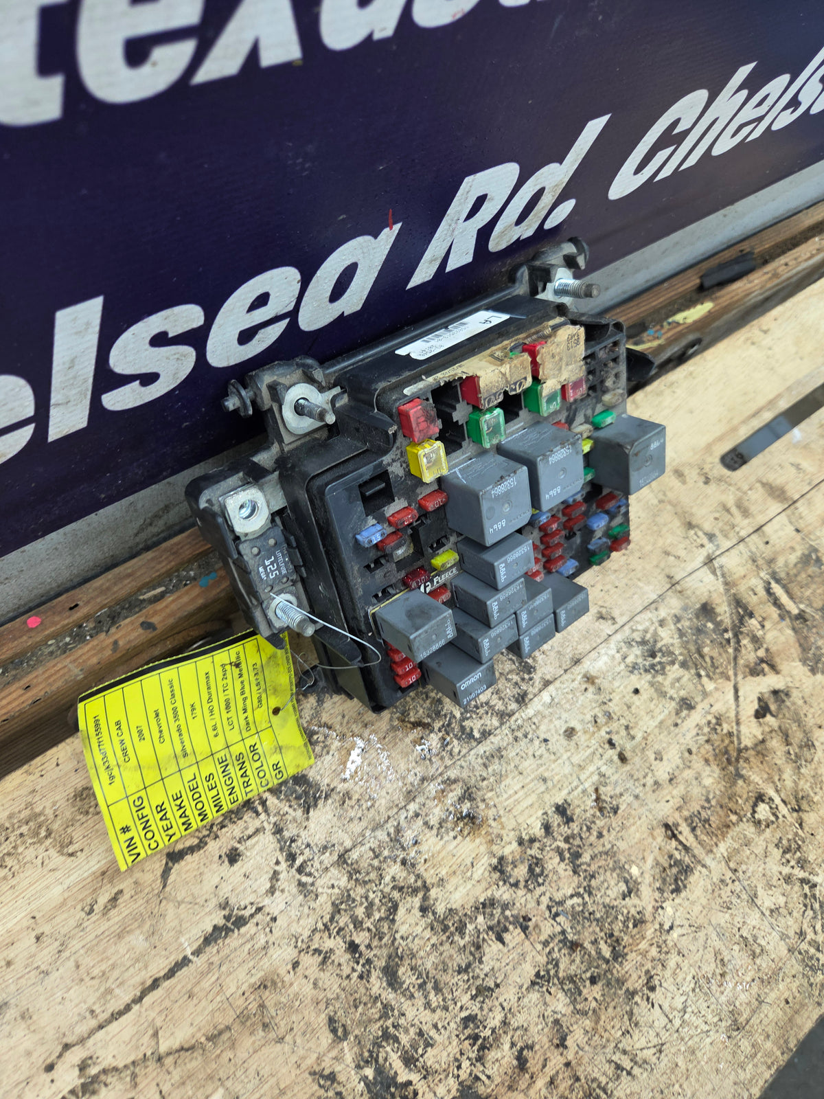 2006-2007 Chevrolet / GMC 2500 3500 6.6L Duramax Engine Bay Fuse Box - 15823513
