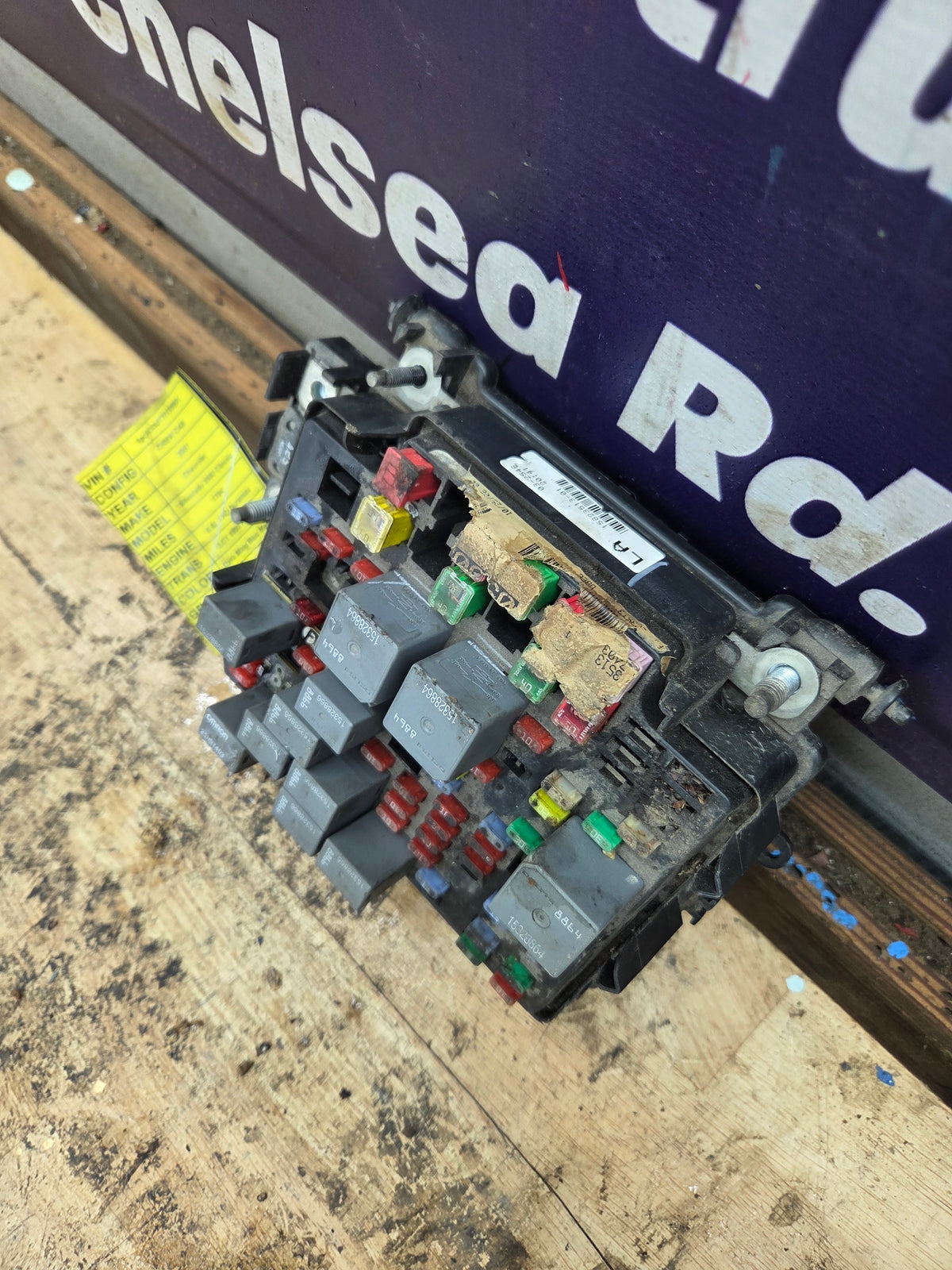 2006-2007 Chevrolet / GMC 2500 3500 6.6L Duramax Engine Bay Fuse Box - 15823513