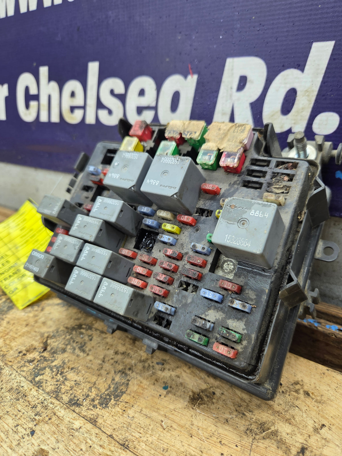 2006-2007 Chevrolet / GMC 2500 3500 6.6L Duramax Engine Bay Fuse Box - 15823513
