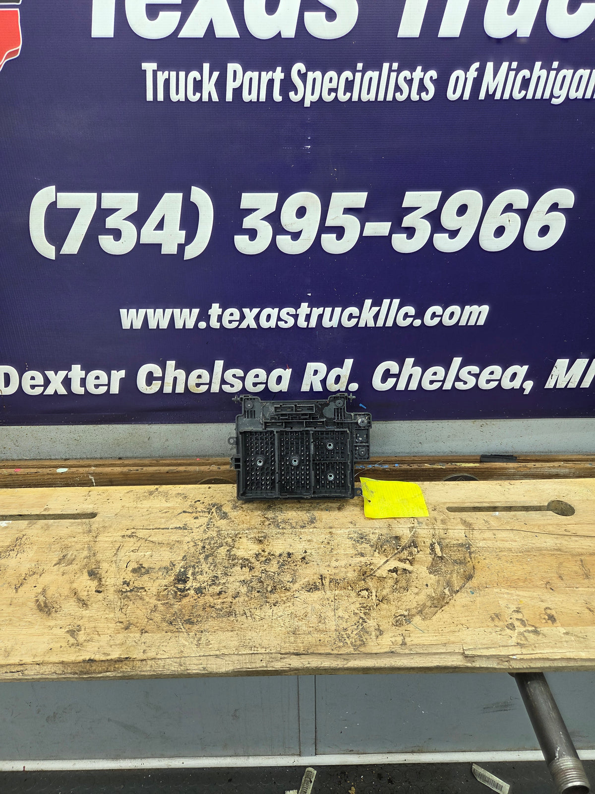 2006-2007 Chevrolet / GMC 2500 3500 6.6L Duramax Engine Bay Fuse Box - 15823513