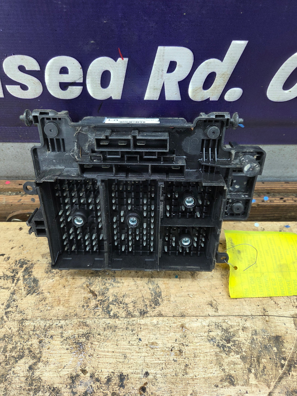 2006-2007 Chevrolet / GMC 2500 3500 6.6L Duramax Engine Bay Fuse Box - 15823513