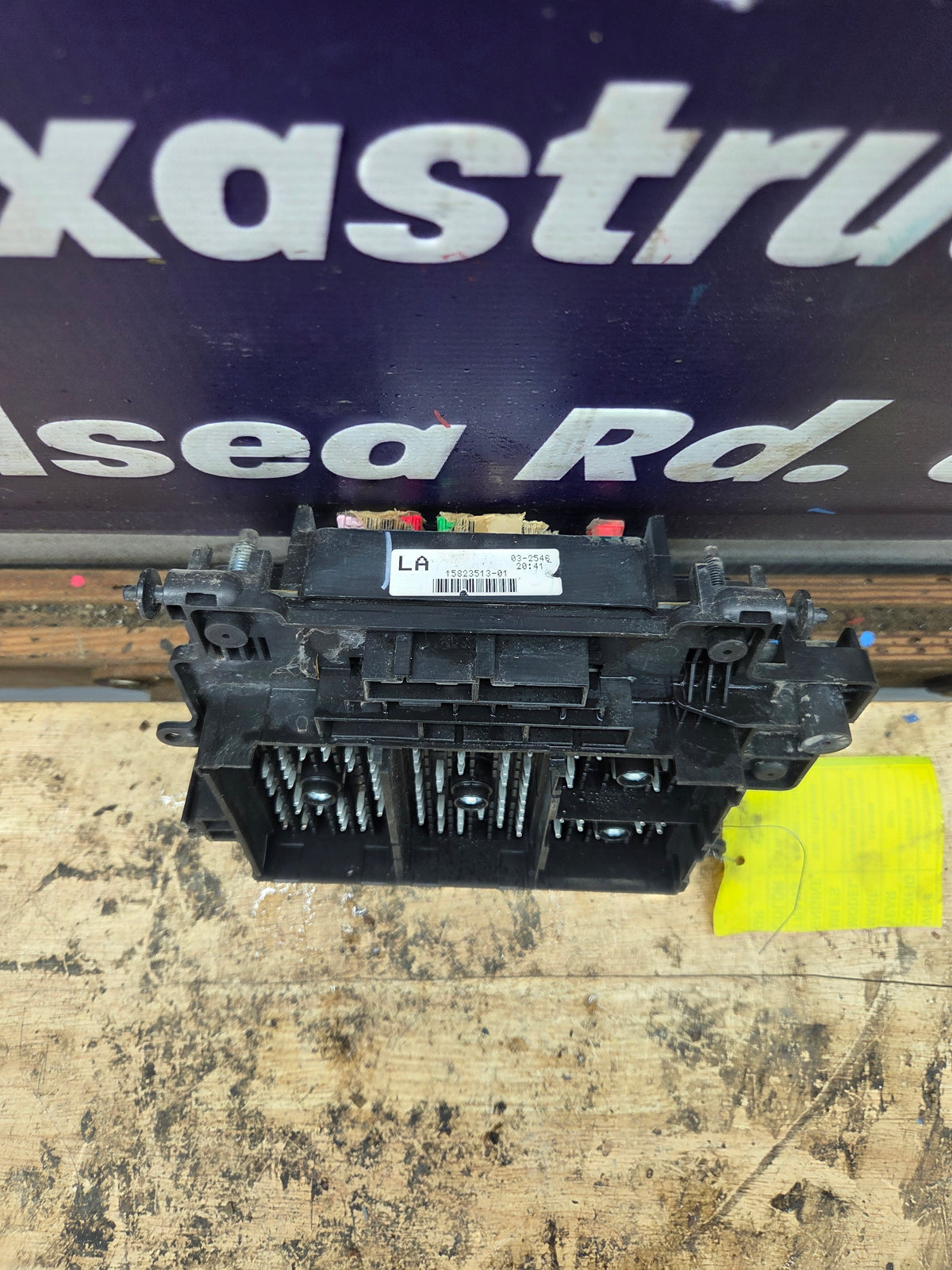 2006-2007 Chevrolet / GMC 2500 3500 6.6L Duramax Engine Bay Fuse Box - 15823513