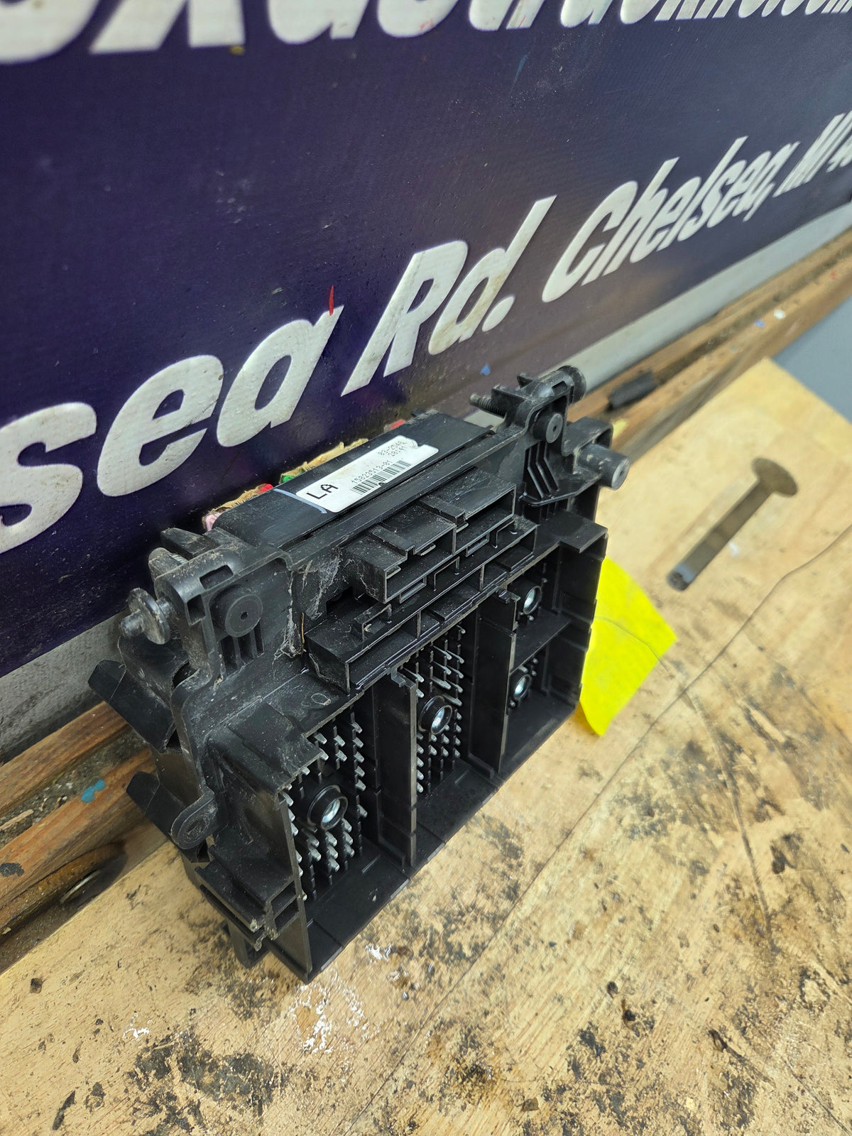 2006-2007 Chevrolet / GMC 2500 3500 6.6L Duramax Engine Bay Fuse Box - 15823513