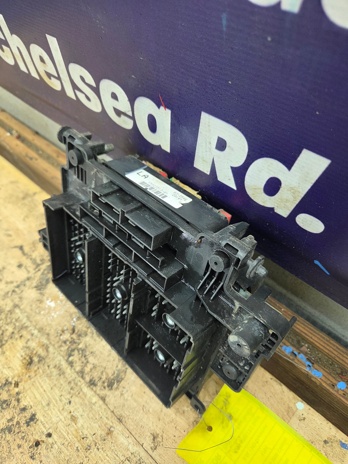 2006-2007 Chevrolet / GMC 2500 3500 6.6L Duramax Engine Bay Fuse Box - 15823513