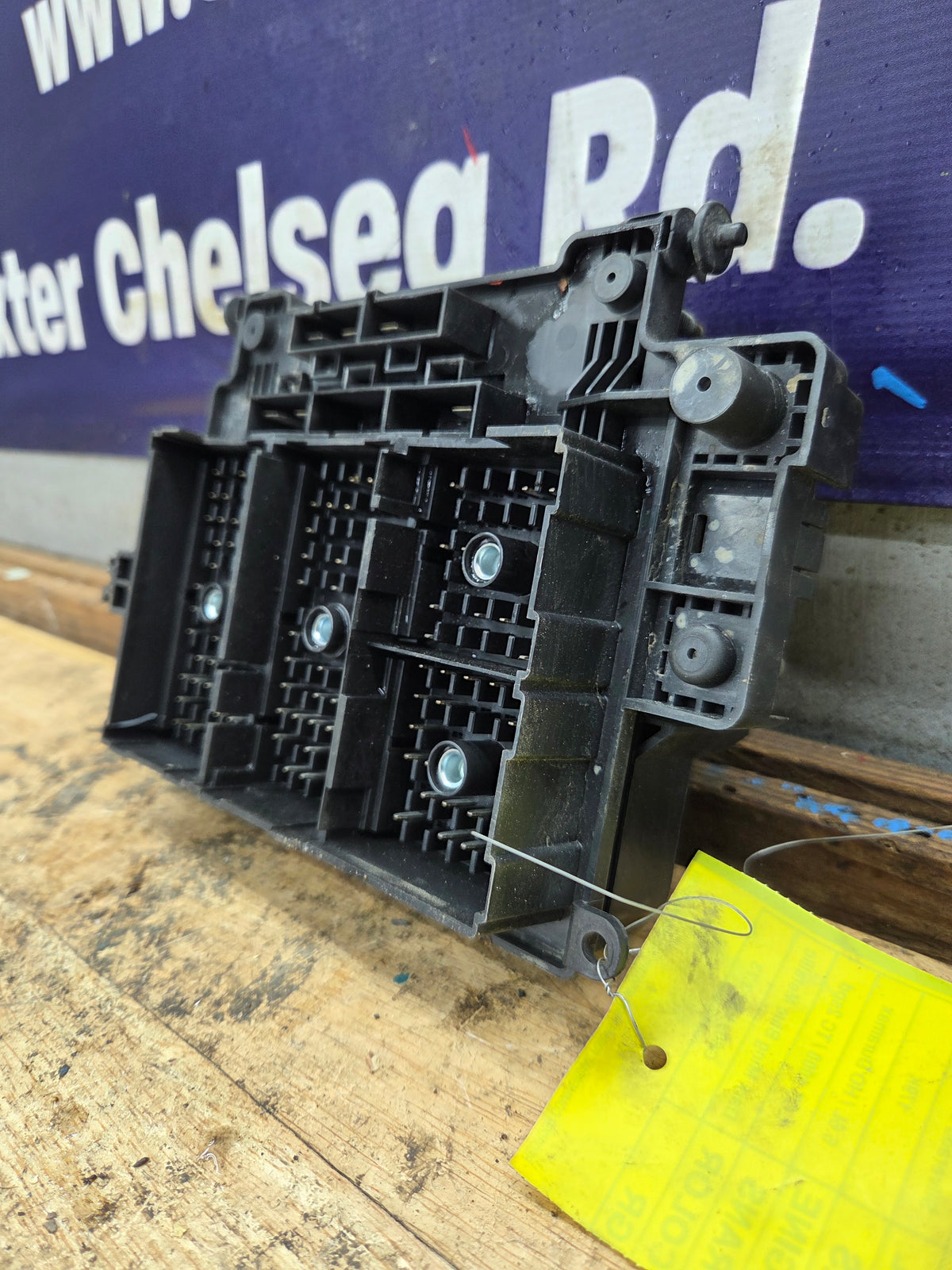 2006-2007 Chevrolet / GMC 2500 3500 6.6L Duramax Engine Bay Fuse Box - 15823513
