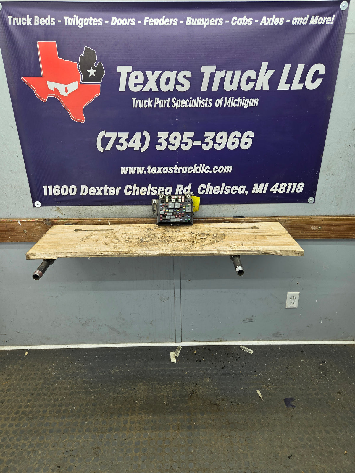 2006-2007 Chevrolet Silverado / GMC Sierra 1500 2500 3500 Engine Bay Fuse Box - 15139209