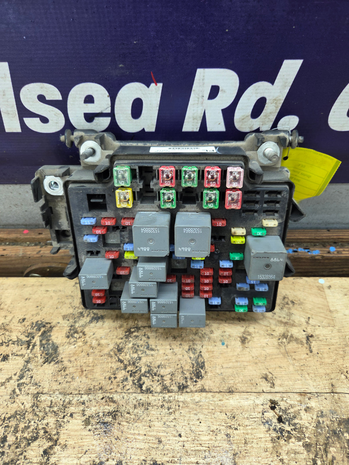 2006-2007 Chevrolet Silverado / GMC Sierra 1500 2500 3500 Engine Bay Fuse Box - 15139209