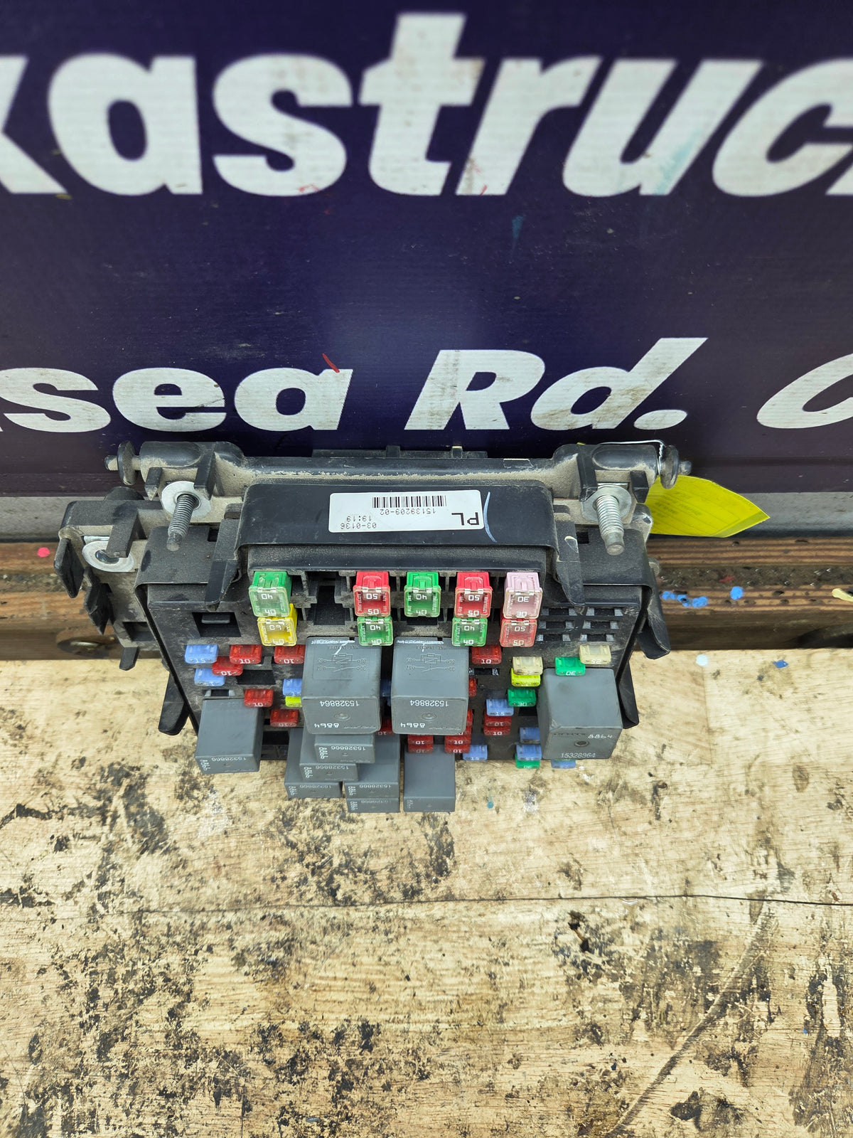 2006-2007 Chevrolet Silverado / GMC Sierra 1500 2500 3500 Engine Bay Fuse Box - 15139209