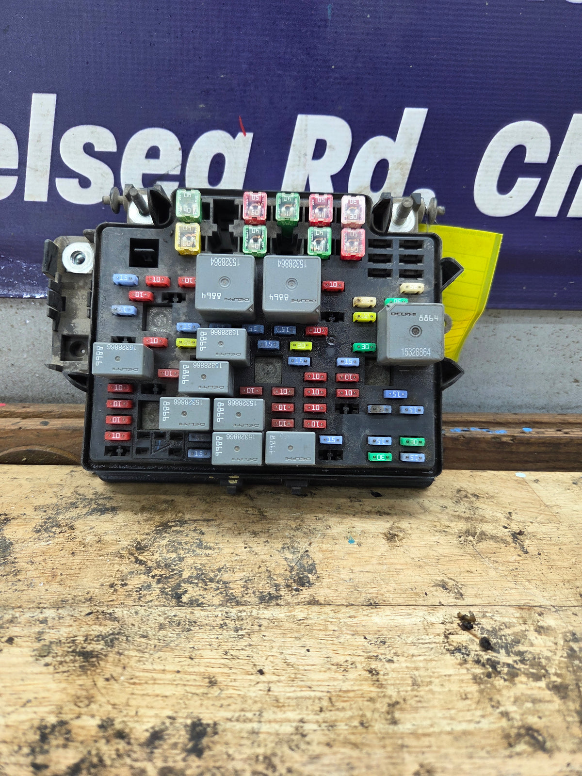 2006-2007 Chevrolet Silverado / GMC Sierra 1500 2500 3500 Engine Bay Fuse Box - 15139209