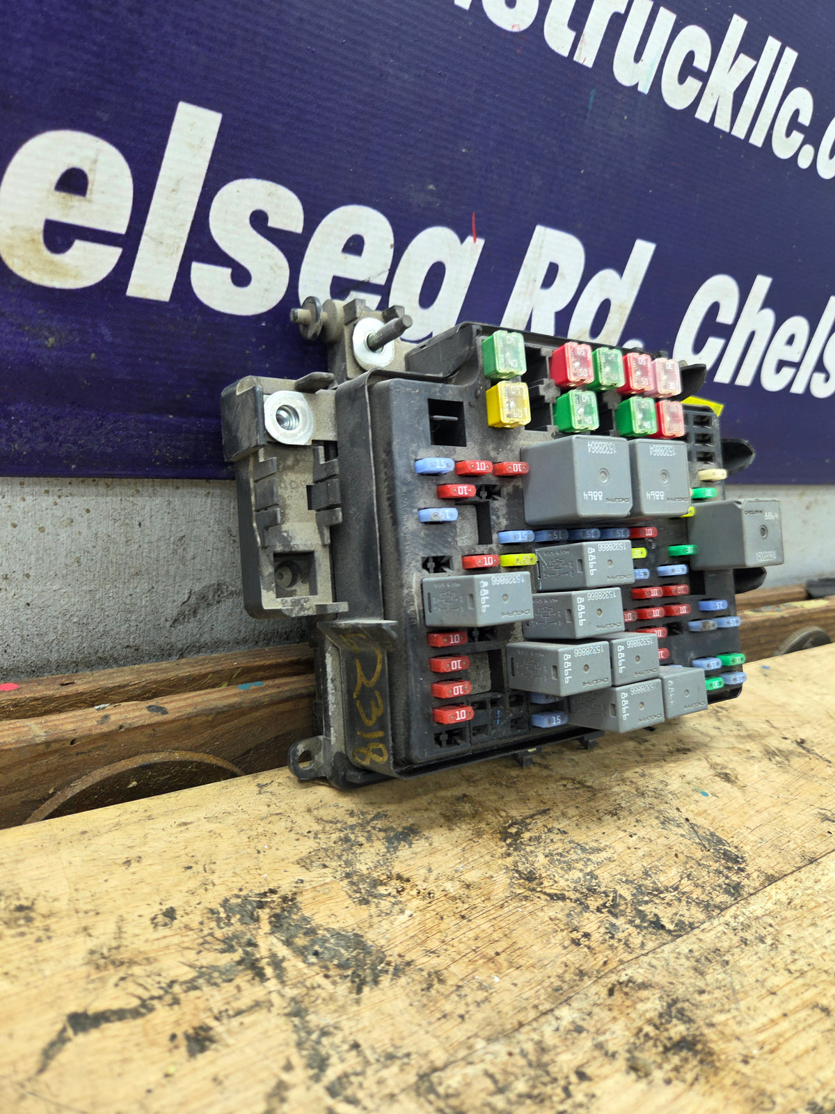 2006-2007 Chevrolet Silverado / GMC Sierra 1500 2500 3500 Engine Bay Fuse Box - 15139209